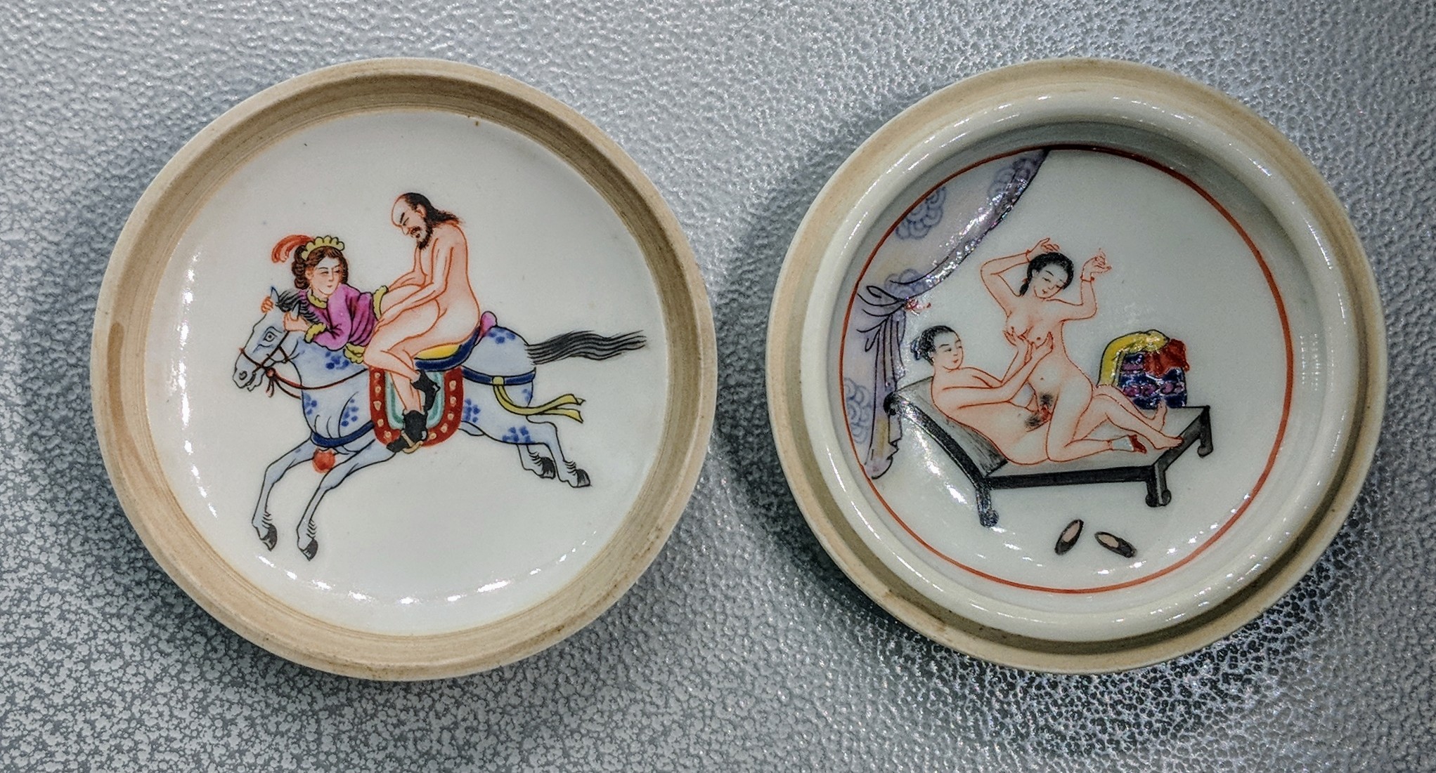 Plato con tapa de porcelana china, parte de la colección del World Erotic Art Museum. (Jim Heaphy)

