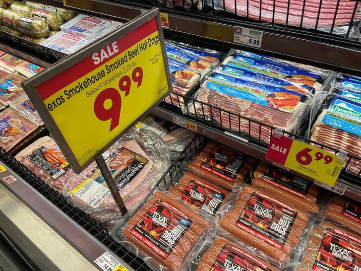 Imagen de archivo de un cartel con el precio de unas salchichas en un supermercado de Los Ángeles, California, EEUU la cual muestra la suba de precios por el aumento de inflación. 27 mayo 2022. REUTERS/Lucy Nicholson
