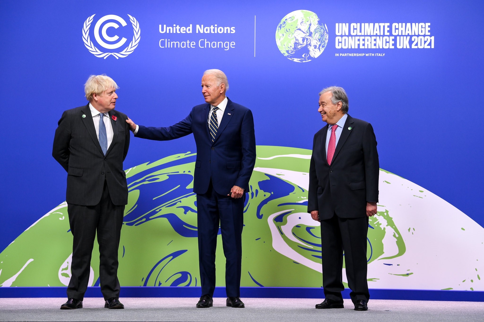 El secretario general de la ONU, Antonio Guterres, junto con el presidente de Estados Unidos, Joe Biden, y el primer ministro británico, Boris Johnson en la COP26. KARWAI TANG (Europa Press)