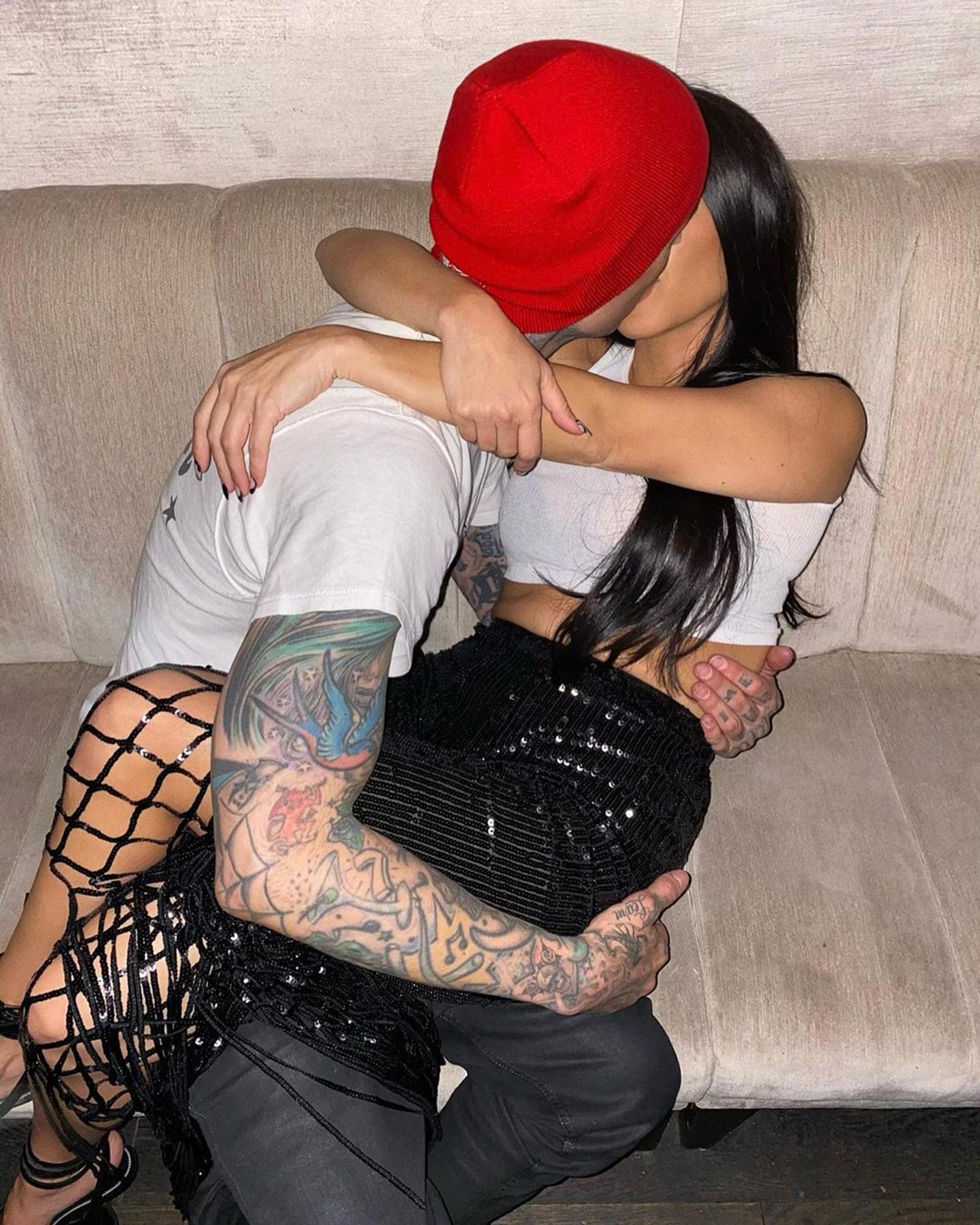 El baterista de Blink-182, Travis Barker, rindió homenaje a su novia Kourtney Kardashian en su cumpleaños número 42 con un video más que sugerente en Instagram