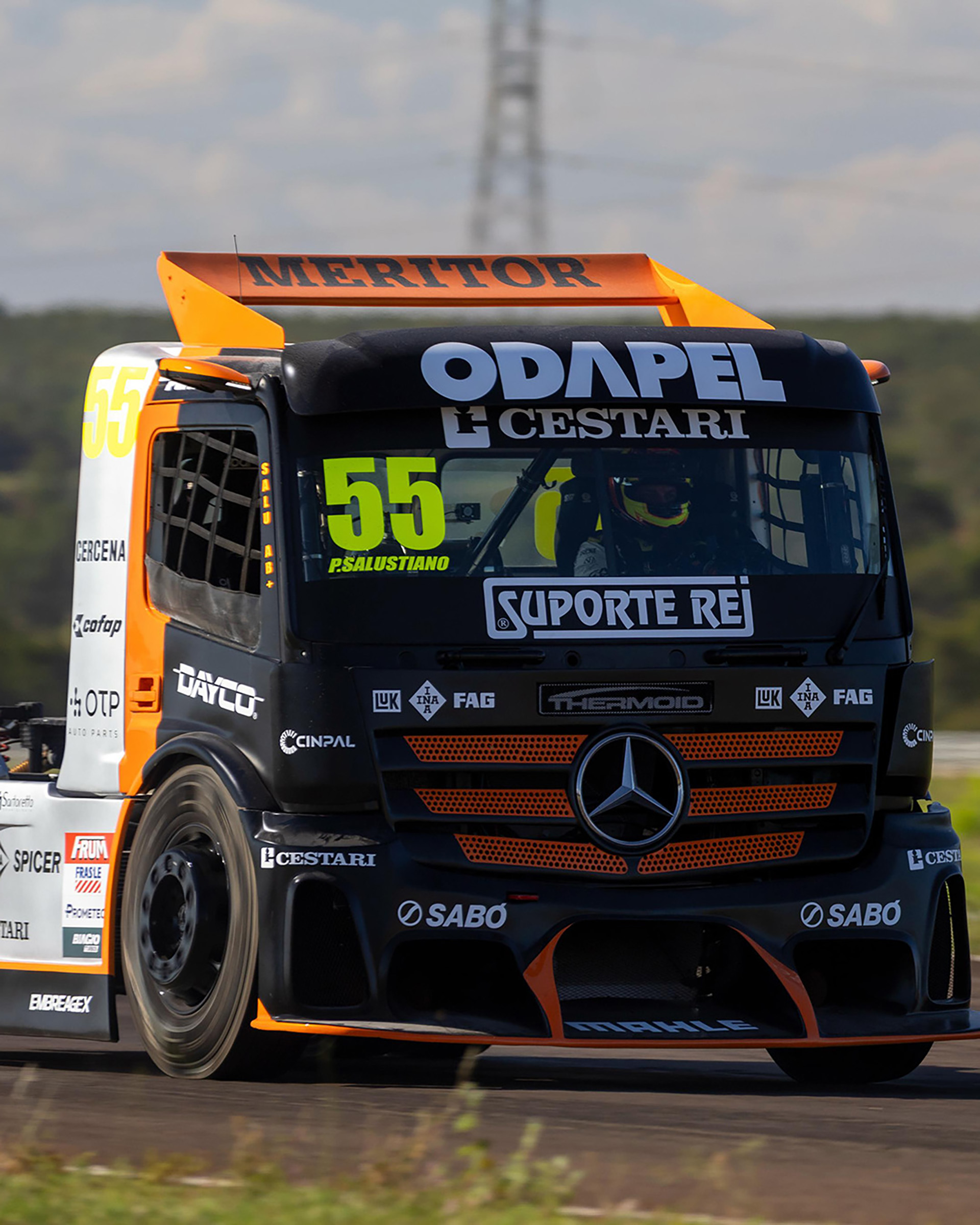 El impactante accidente que se produjo en una carrera de camiones en Brasil que involucr&oacute; a cuatro pilotos