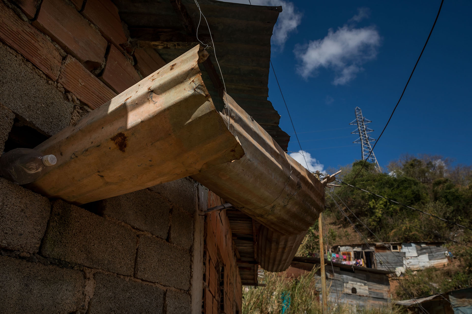 En la imagen se observa un sistema artesanal de canales para recoger agua de lluvia en el techo de una casa (EFE/ Miguel Gutiérrez)