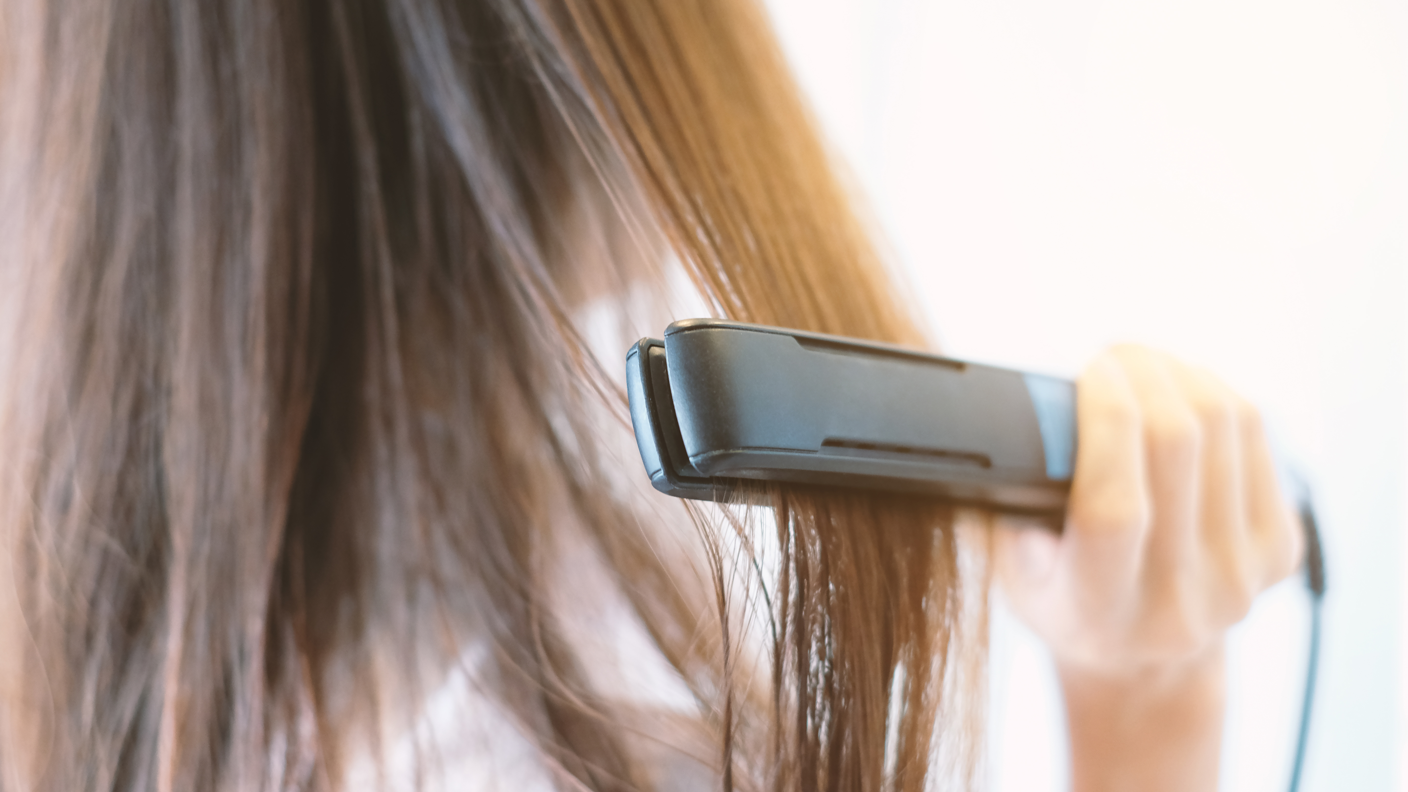 El descanso de la planchita de pelo y las bucleras va a ayudar al cabello (Shutterstock)