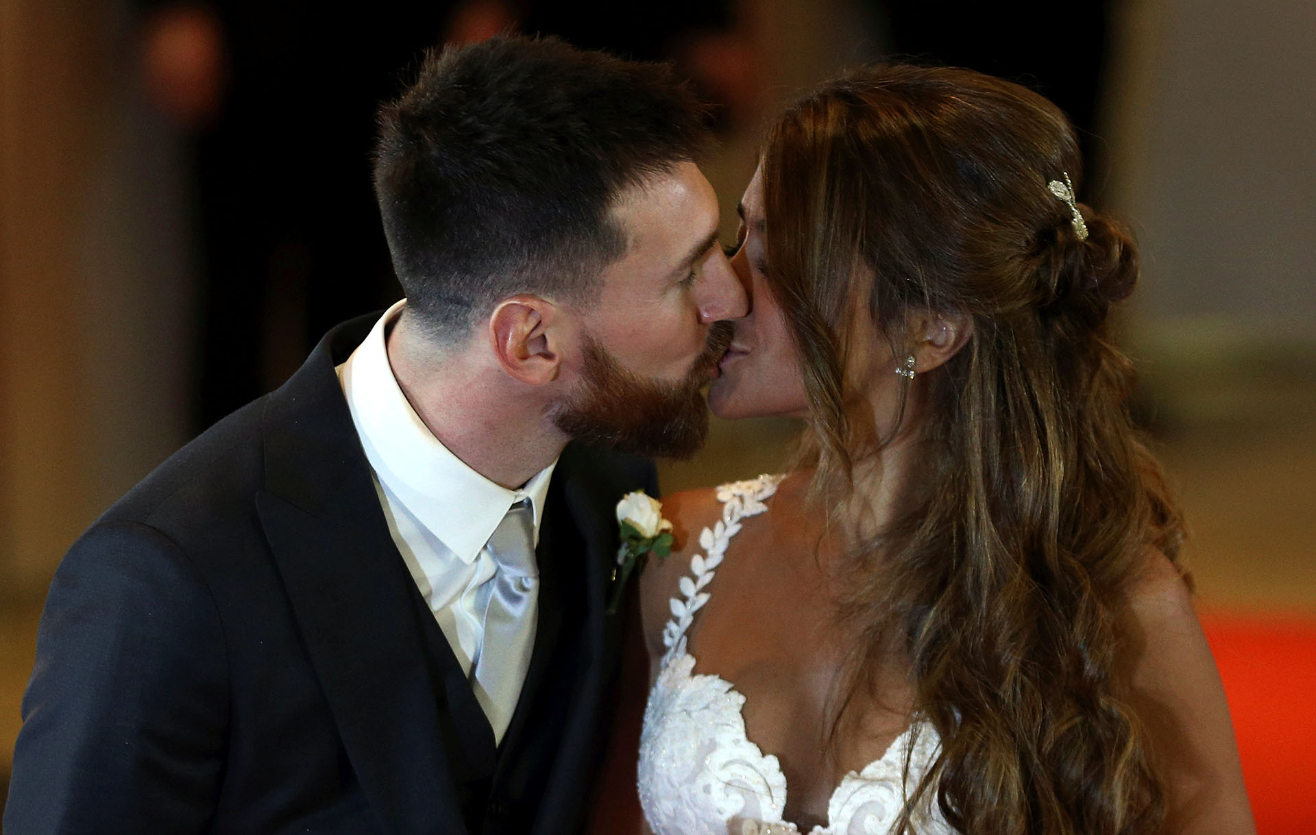 Argentine soccer player Lionel Messi and his wife Antonela Roccuzzo kiss as they pose at their wedding in Rosario, Argentina, June 30, 2017. REUTERS/Marcos Brindicci     TPX IMAGES OF THE DAY