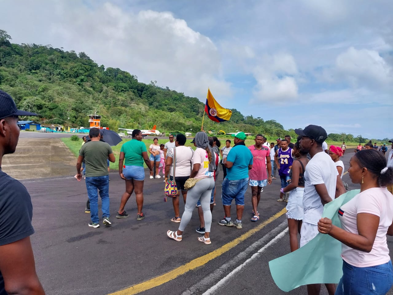 Cancelados vuelos hacia Chocó por bloqueos en el aeropuerto de Bahía Solano  - Infobae