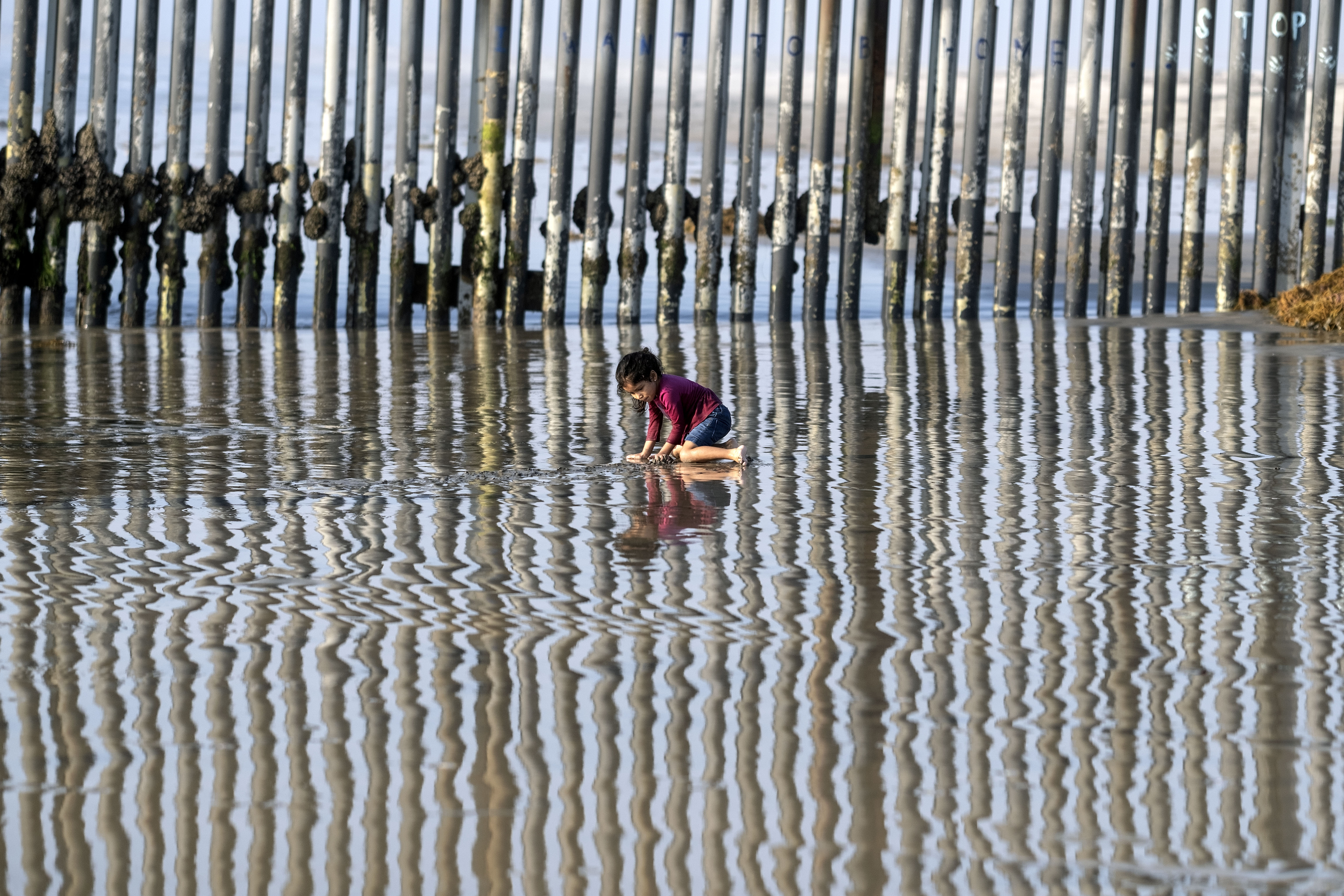 Una niña juega en Playas de Tijuana cerca de la frontera entre Estados Unidos y México en Tijuana, estado de Baja California, México, el 3 de octubre de 2020, en medio de la pandemia del coronavirus COVID-19.