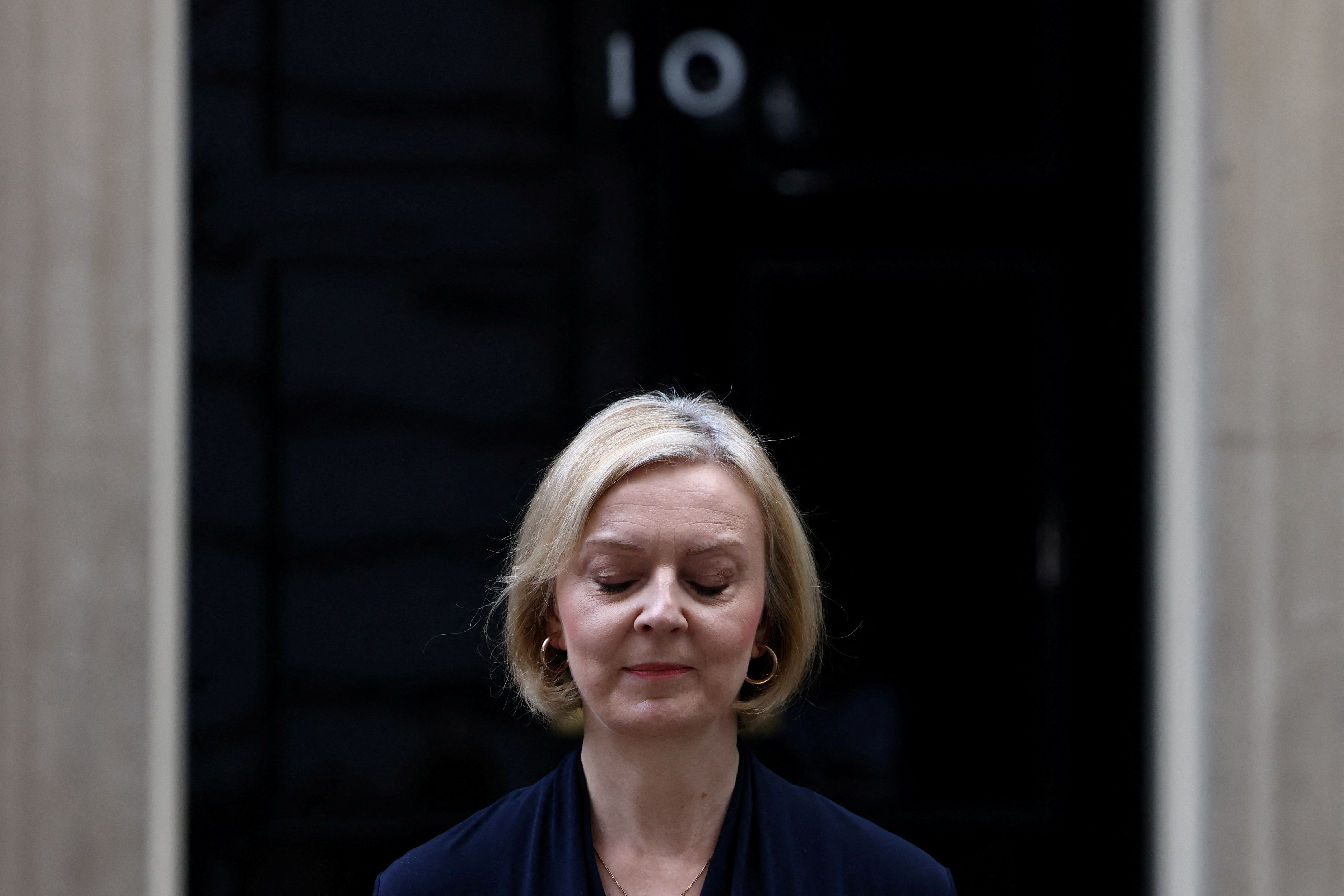 La ex primera ministro británica, Liz Truss, anuncia su renuncia frente a la puerta del Número 10 de Downing Street, en Londres, este 20 de octubre de 2022 (Reuters)