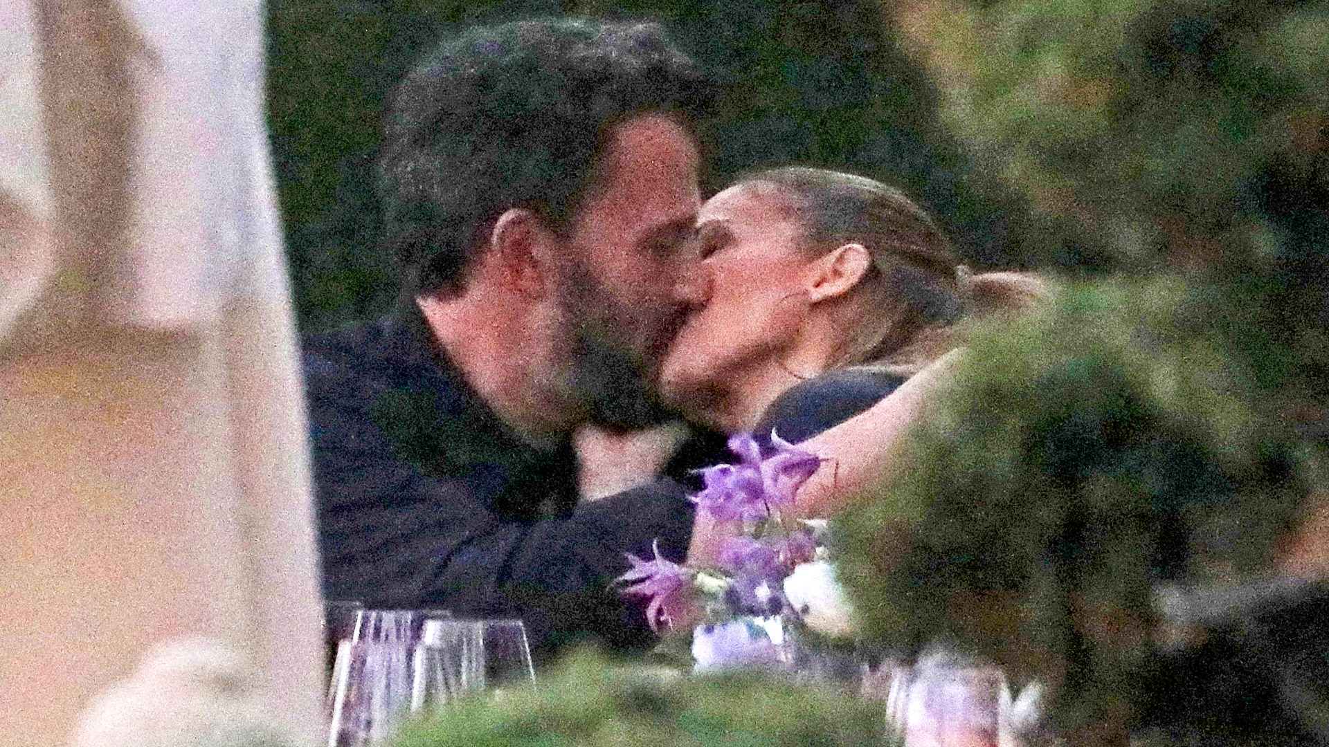 Las imágenes de Ben Affleck y Jennifer Lopez en su primera aparición pública como pareja (The Grosby Group)
