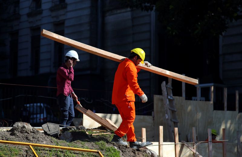 Trabajadores de la construcción cargan materiales en una obra en Buenos Aire REUTERS/Marcos Brindicci