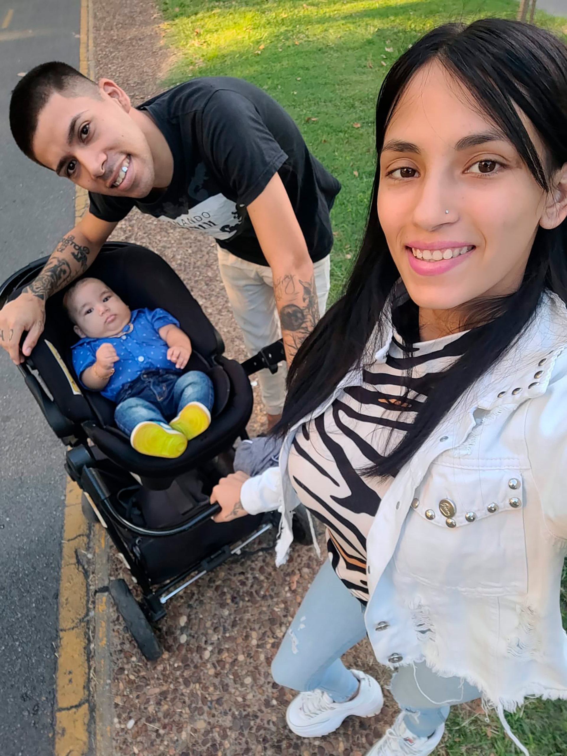 Lautaro con Paula y su hijo de tres meses (barber_el_18)