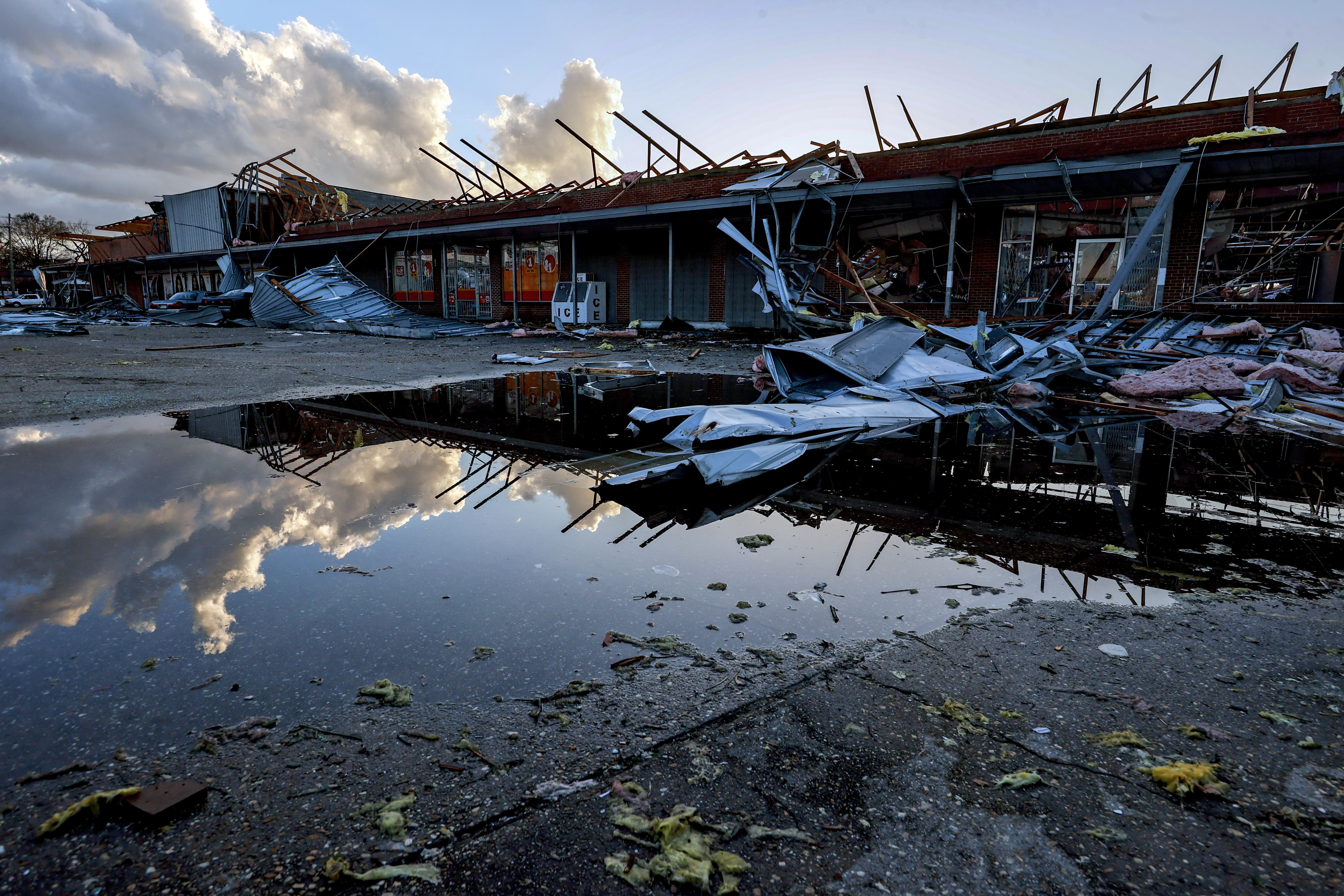 El techo de un negocio local destruido después del paso de un tornado por Selma, Alabama