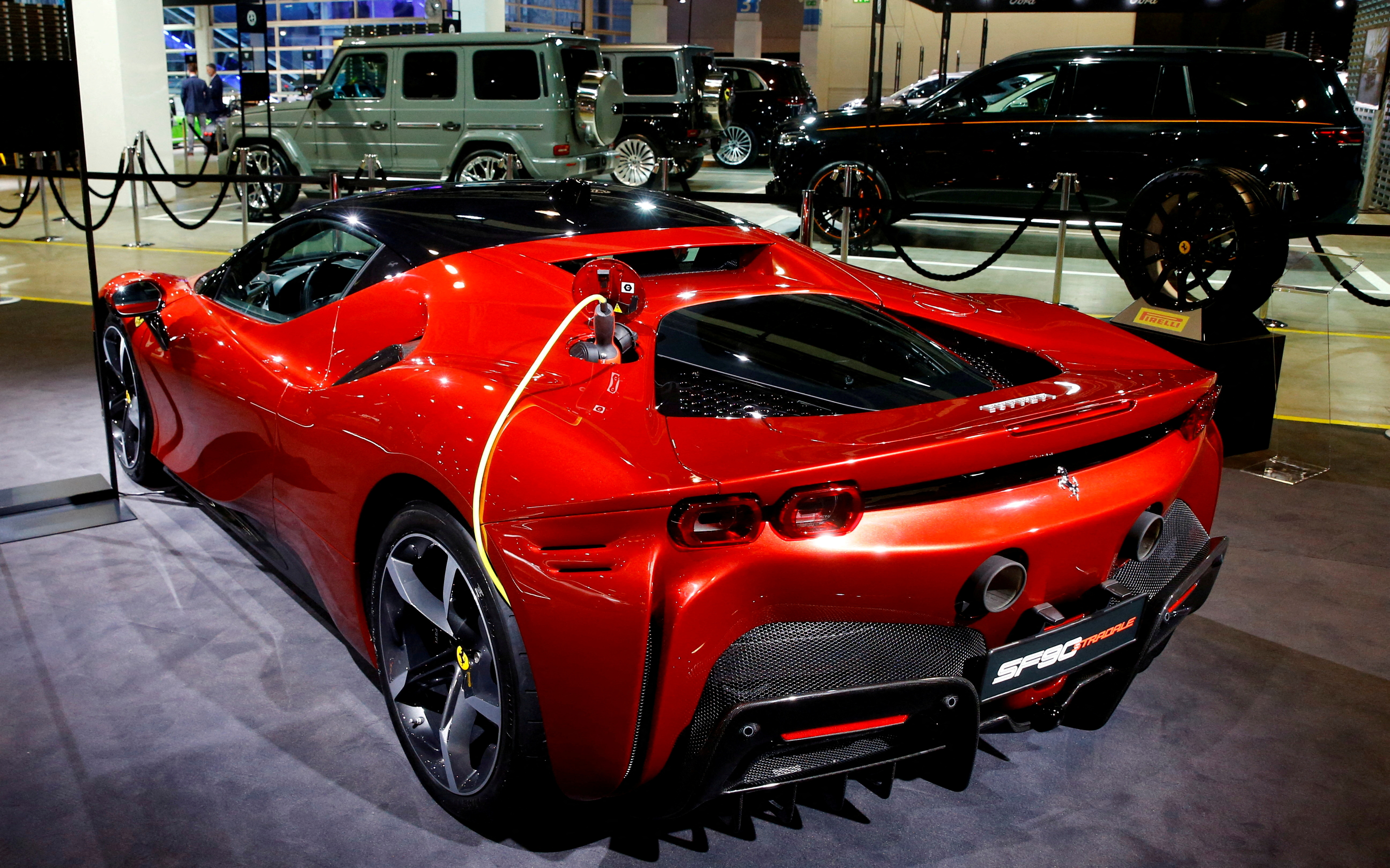 Una Ferrari SF90 Stradale, uno de los modelos híbridos con los que la marca entró en la electrificación parcial de sus modelos. El primer auto 100% eléctrico llegará en 2025 (REUTERS/Arnd Wiegmann/File Photo)