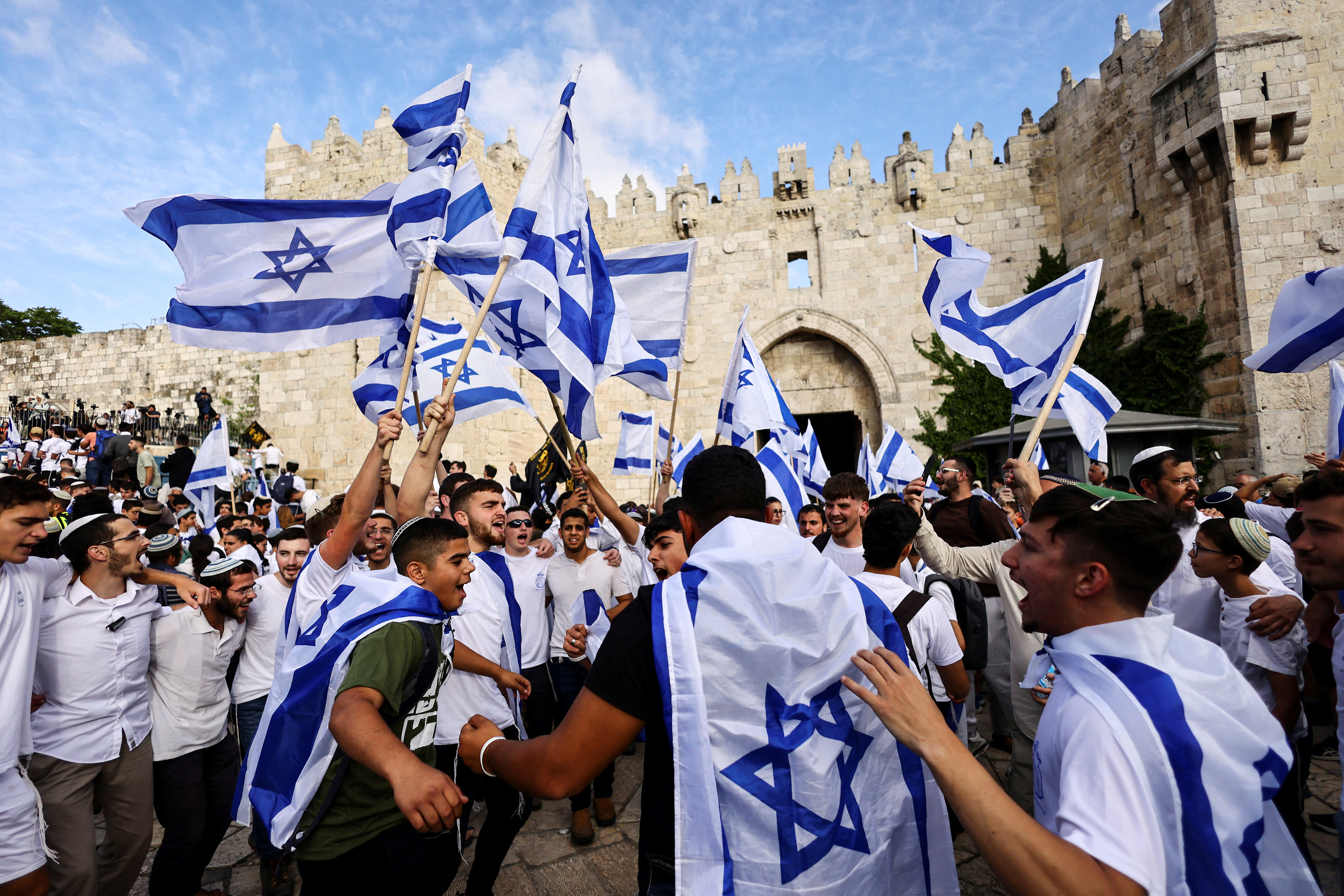 En medio de la tensión con Gaza, miles de nacionalistas israelíes participaron en la “marcha de las banderas” en Jerusalén