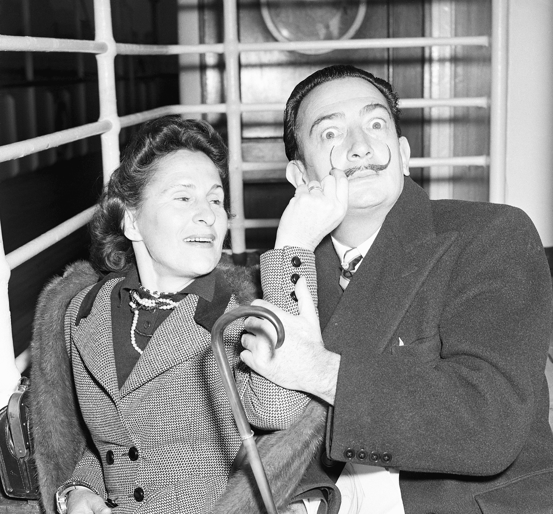 ¿Quién fue Gala entonces en la vida de Dalí? “La mujer que le permitió ir por la vida como si fuera heterosexual”, dice Gibson. Alguien de quien “dependía como un niño y lo cuidaba a su vez como una madre”, dice la escritora Monika Zgustova (Bettmann/Getty)