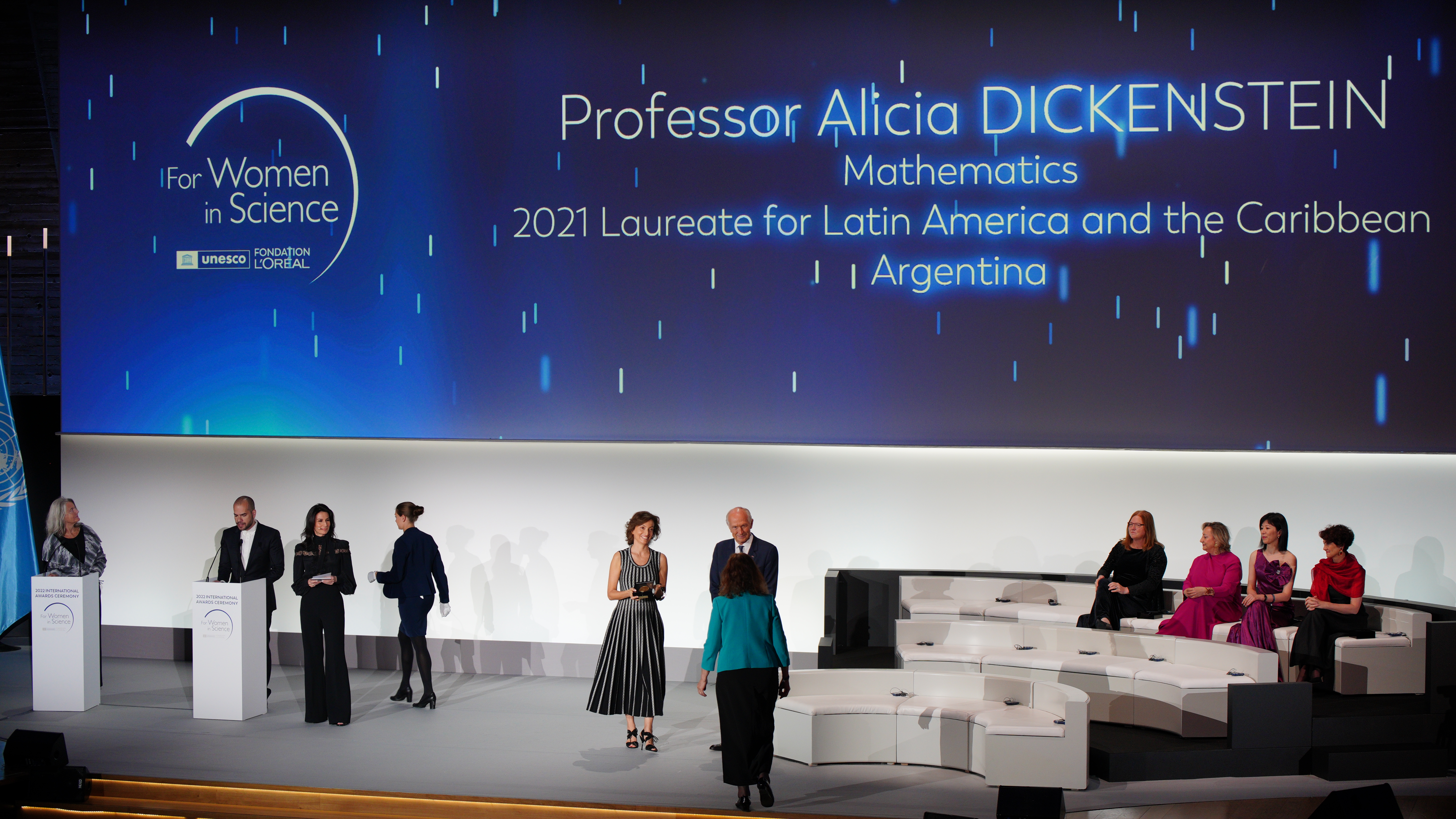 La científica Alicia Dickenstein, premiada en la categoría Laureadas 2021 por su trayectoria en ciencias matemáticas sube a buscar su premio en el imponente escenario del auditorio de la UNESCO en París. 