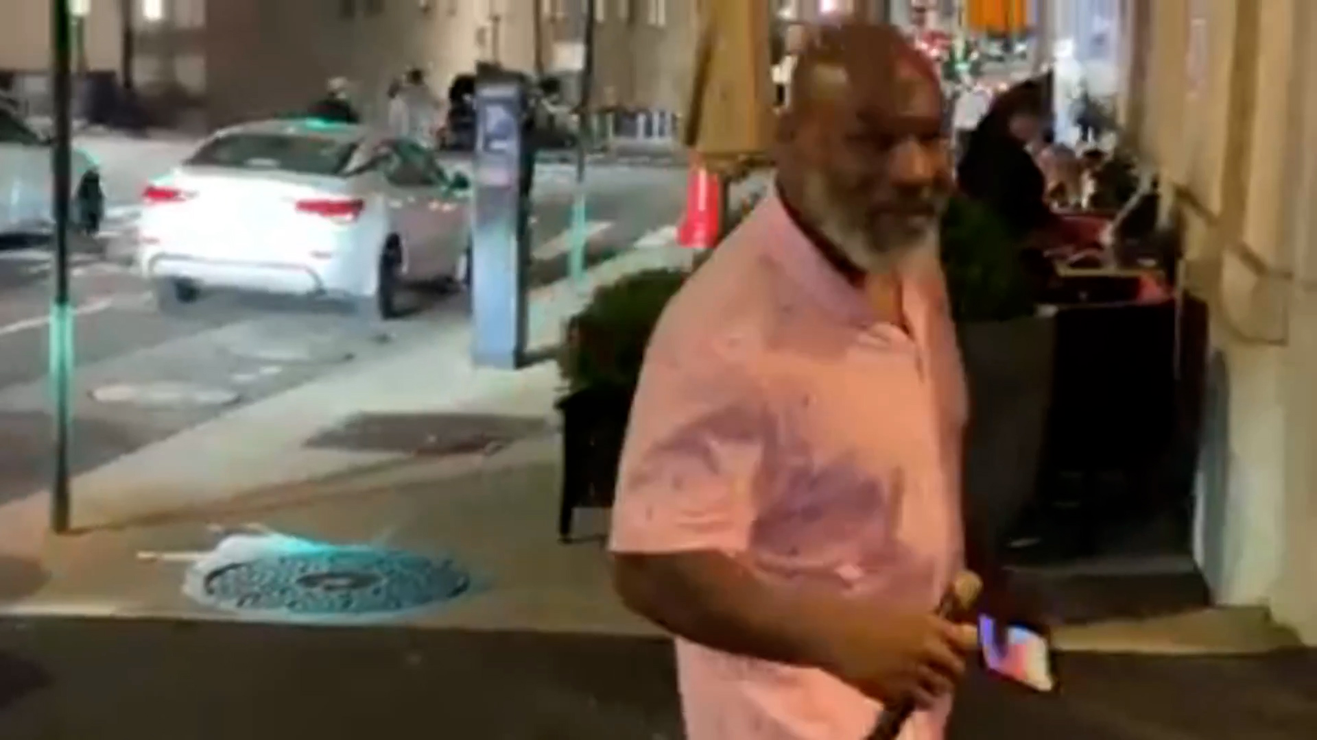 Preocupación por la salud de Mike Tyson: se viralizó un video en el que se moviliza con bastón  