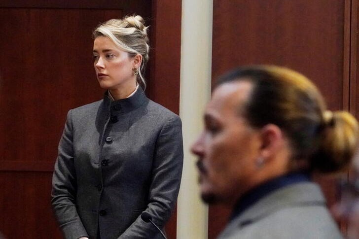 Amber Heard and Johnny Depp during the libel trial in a court in Fairfax, Virginia, USA, on May 16, 2022 (Steve Helber/REUTERS)