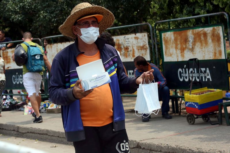 Un hombre vende mascarillas protectoras en el puente internacional Simón Bolívar en Cúcuta (Reuters/archivo)