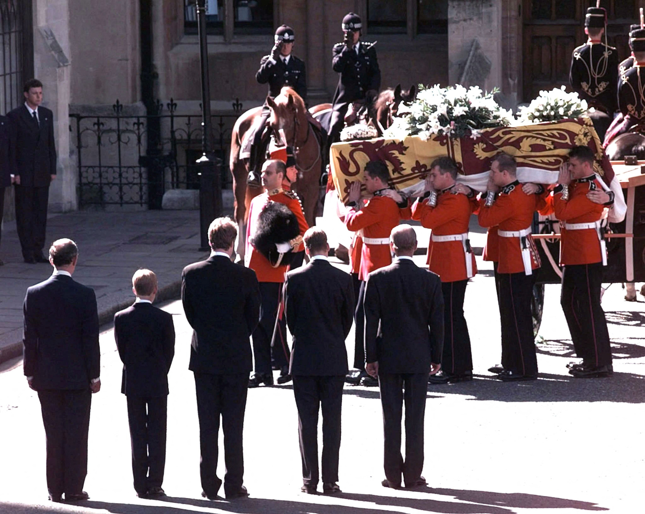 FOTO DE ARCHIVO: Carlos, Harry, el Conde Spencer, William y el Duque de Edimburgo observan el ataúd con el cuerpo de Diana, Princesa de Gales, siendo llevado a la Abadía de Westminster para su funeral en Londres, el 6 de septiembre de 1997 (Reuters)