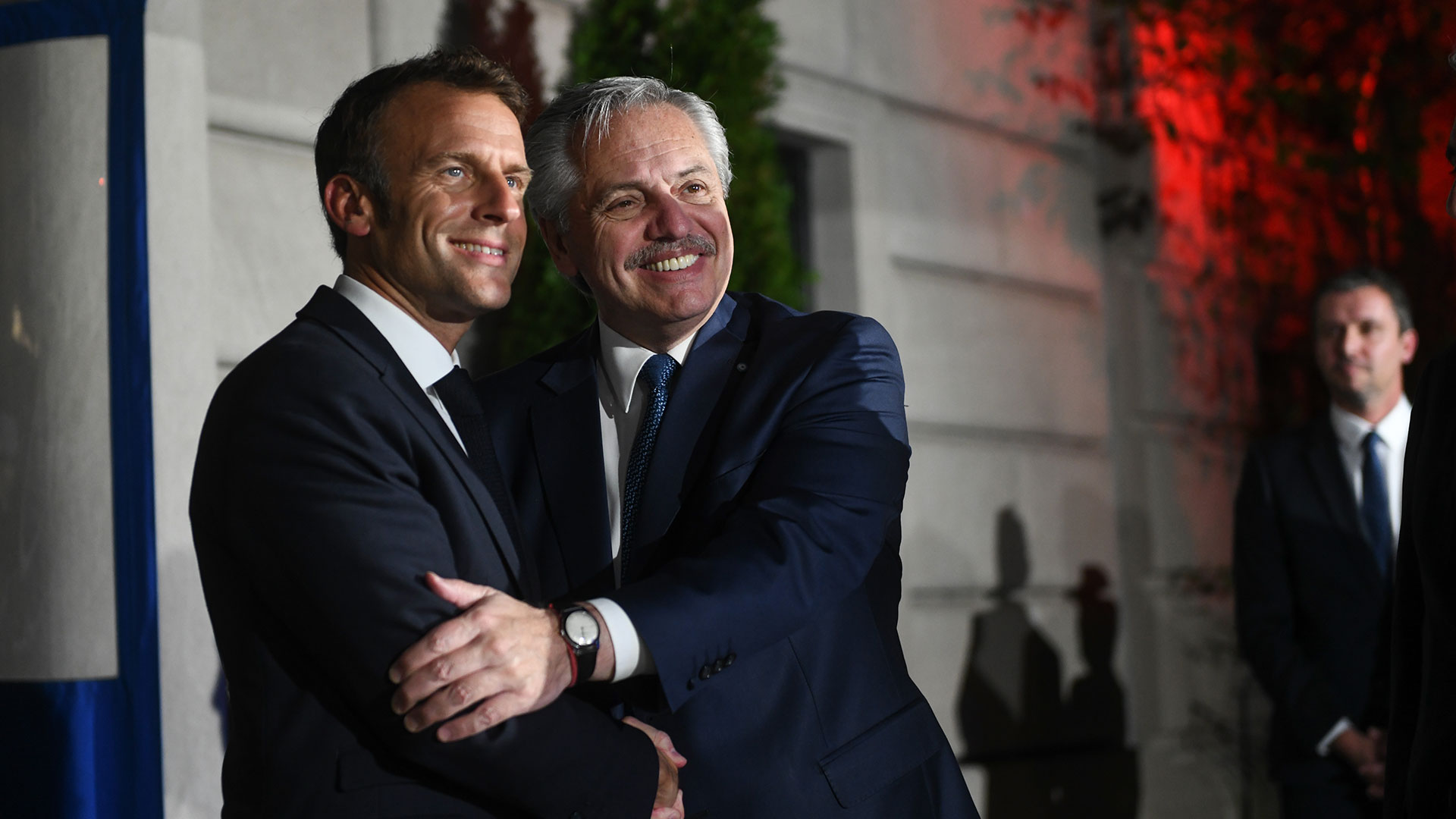 Alberto Fernández y Emmanuel Macron se saludan en la puerta del consulado de Francia en New York