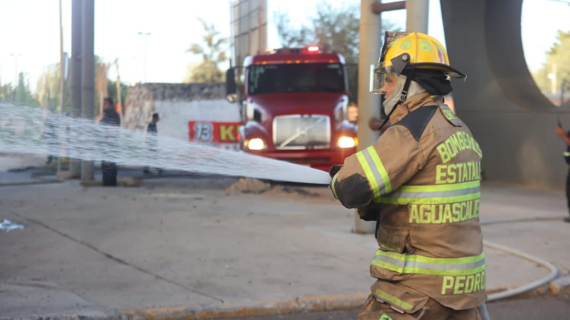 Personal del Cuerpo de Bomberos acudió rápidamente para controlar las llamas. (Foto: Facebook/Leo Montañez)