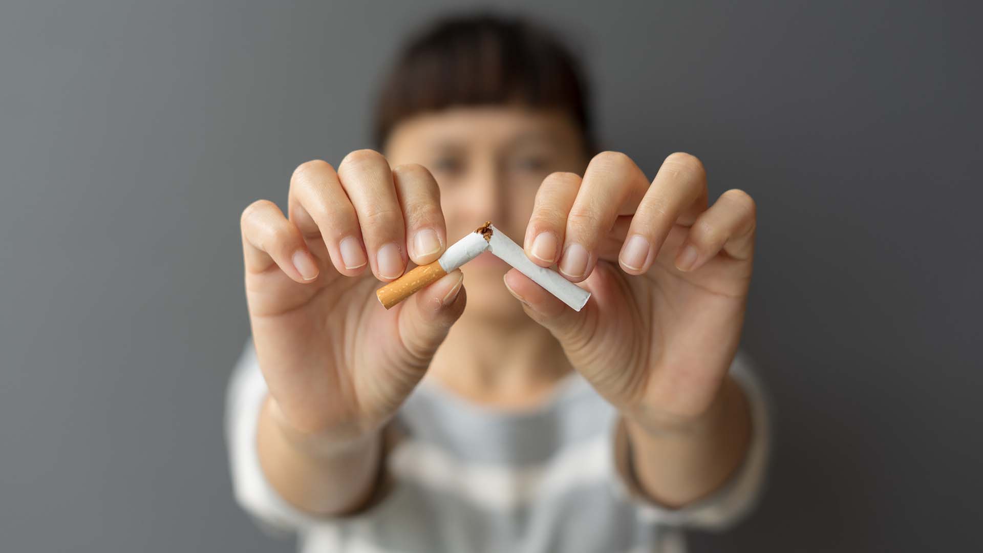 Abandonar tanto los cigarrillos tradicionales como los electrónicos es una manera de prevenirse contra diferentes enfermedades (Getty)