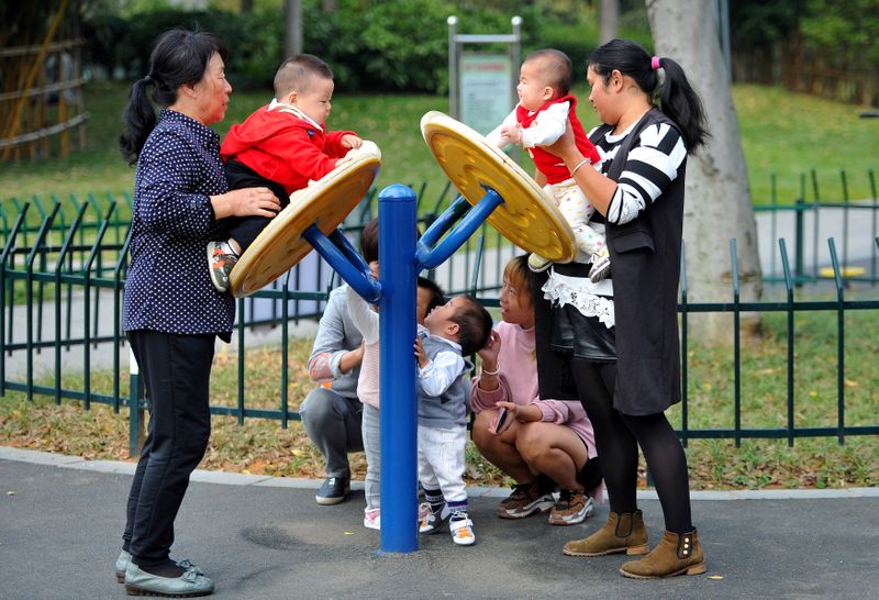 Foto de archivo. Mujeres y niños en un parque de  Jinhua, provincia de Zhejiang, China, 5 de noviembre de 2018.  REUTERS/Stringer