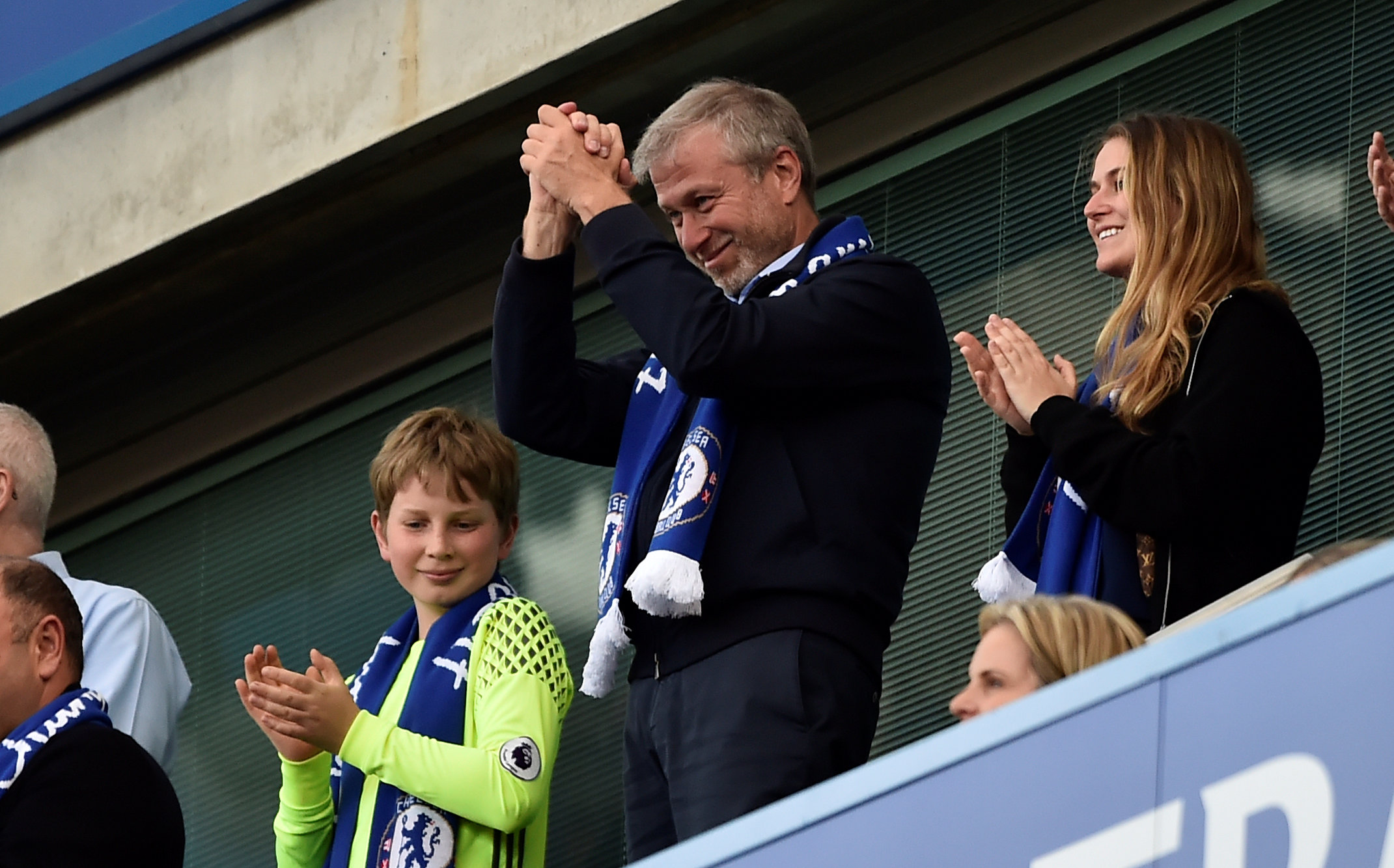 Roman Abramovich, dueño del equipo de fútbol Chelsea, aplaudido por los fanáticos después de ganar la Premier League en 2017. Reuters / Hannah McKay Livepic.