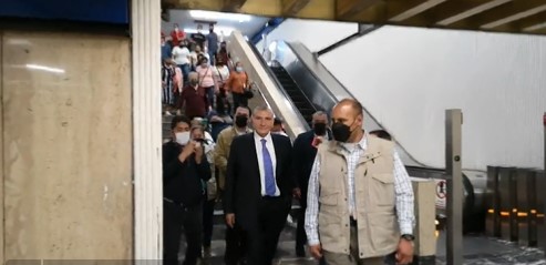 Adán Augusto López, secretario de gobernación, utilizó las instalaciones del Metro tras polémica con el avión de la GN (Foto: Captura de pantalla Twitter/ @PedroDFajardo1)