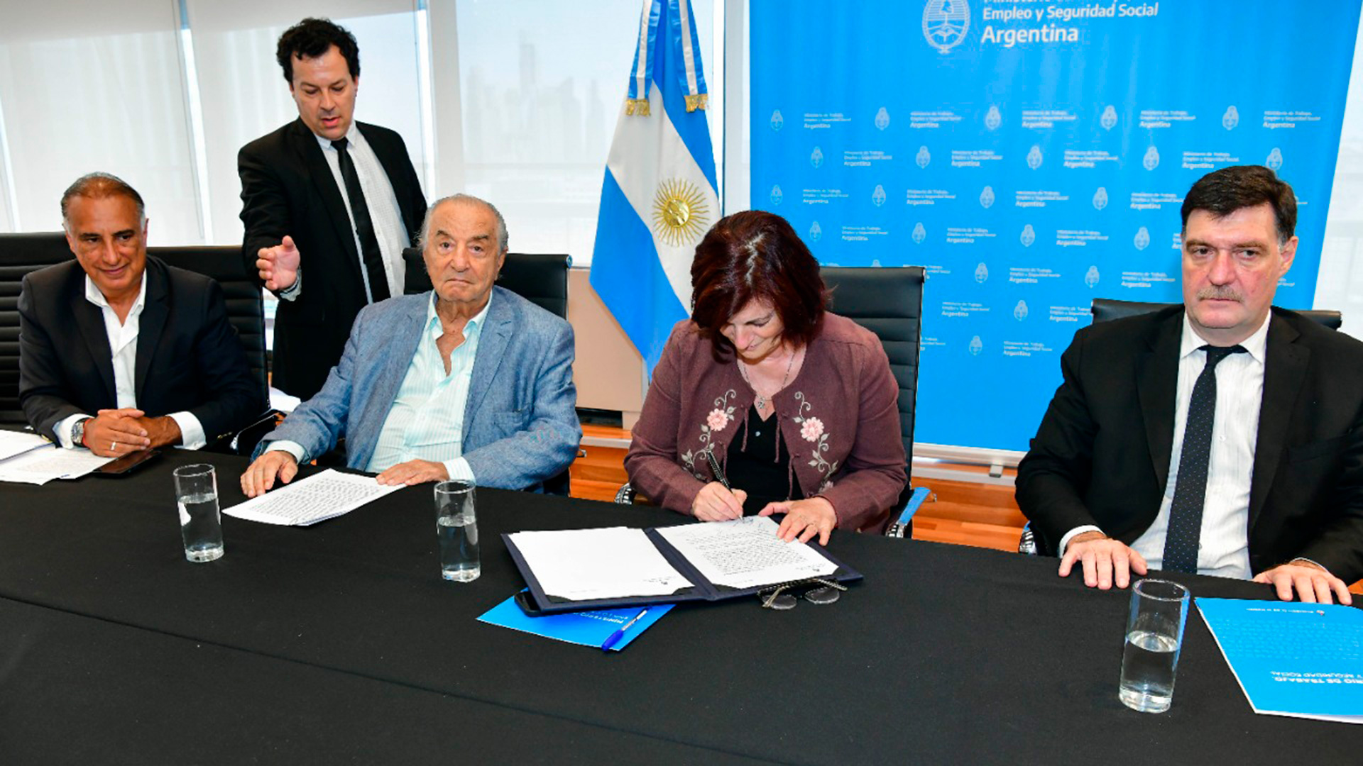 Armando Cavalieri, Carlos Pérez y la ministra Kelly Olmos, en la firma de las paritarias de Comercio