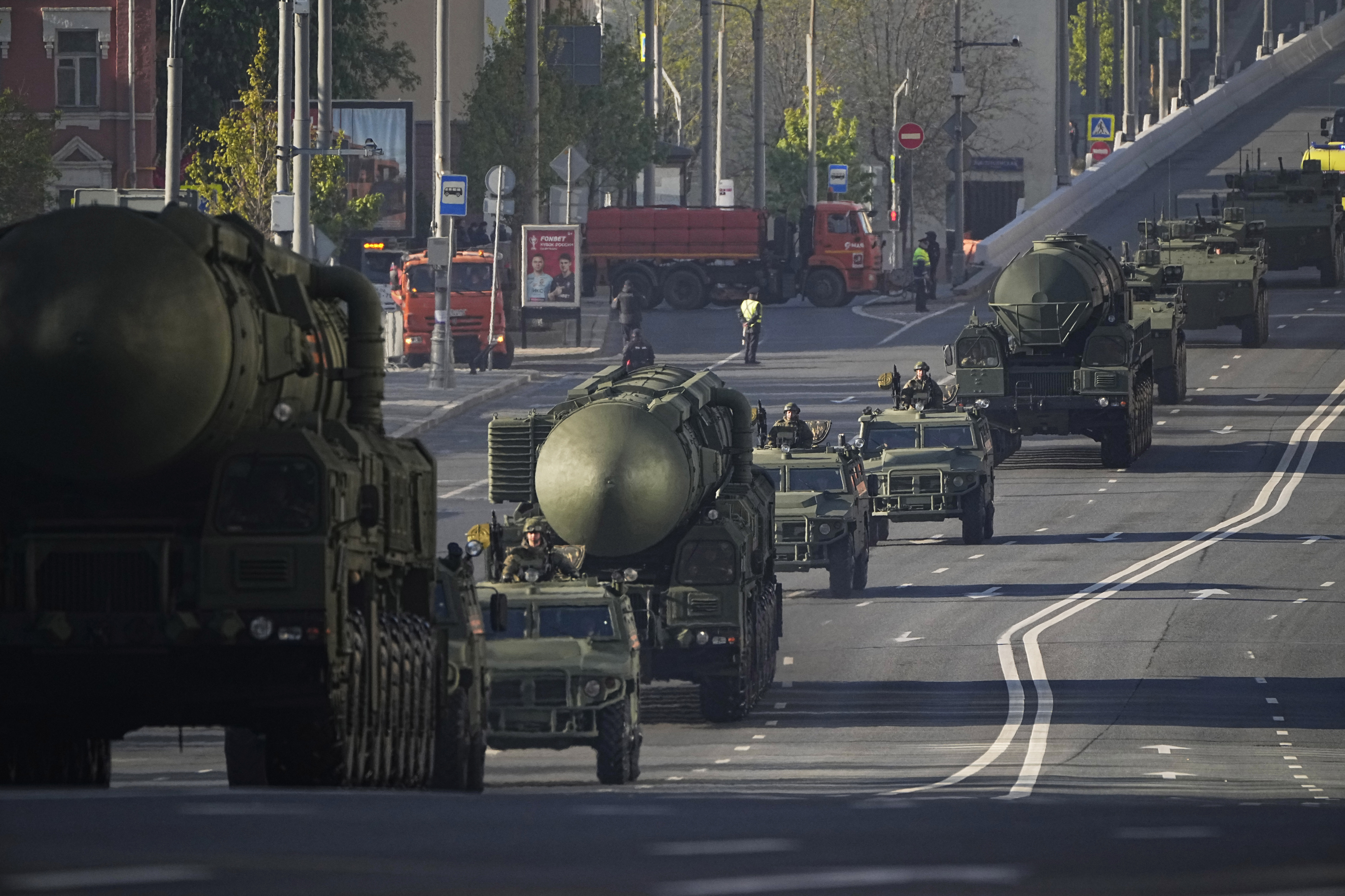 Misiles balísticos RS-24 Yars avanzan hacia la Plaza Roja de Moscú para el desfile del Día de la Victoria en Moscú, Rusia, el martes 9 de mayo de 2023, por el 78vo aniversario del final de la II Guerra Mundial. (AP Foto/Alexander Zemlianichenko)
