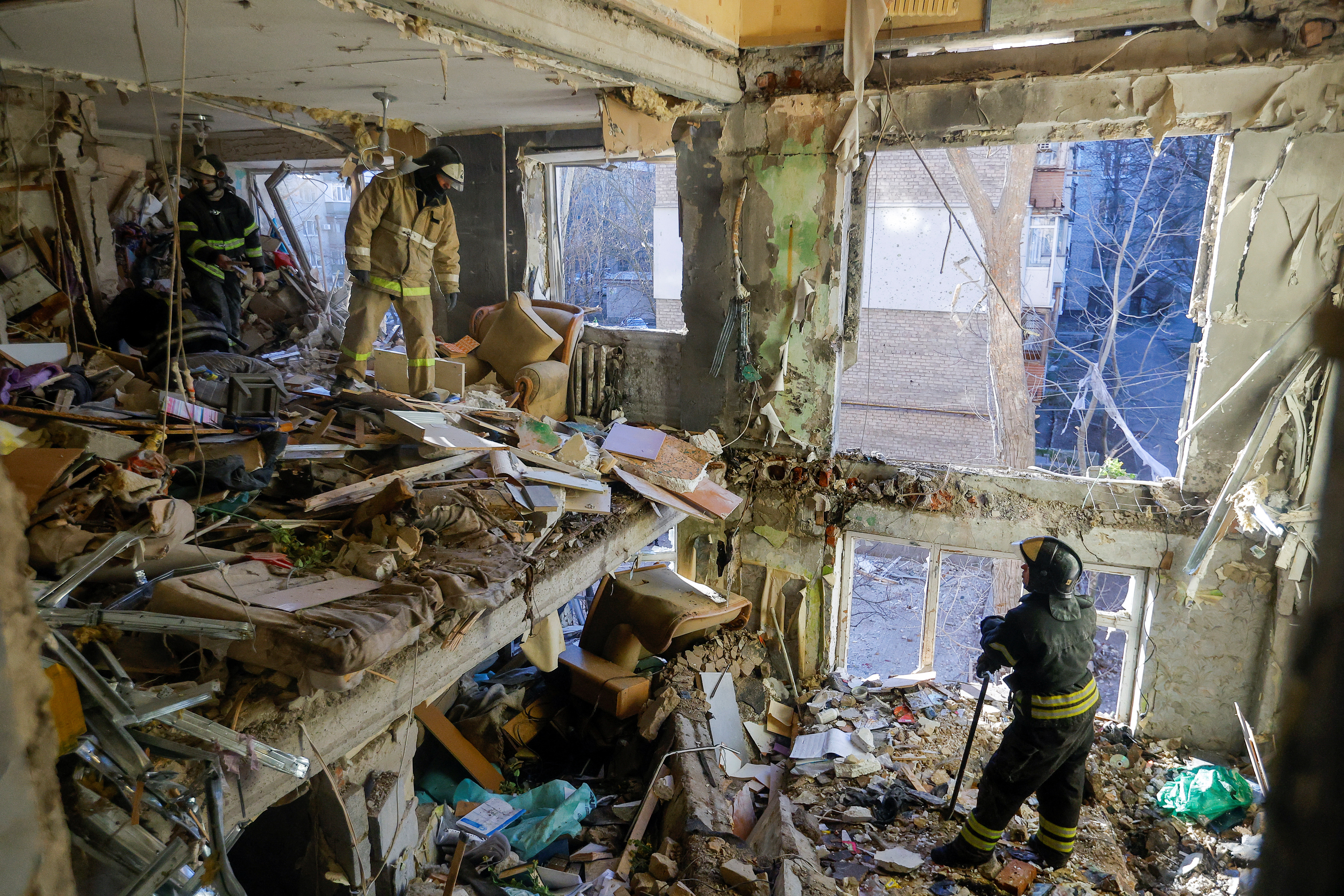 Rescatistas trabajan en un edificio residencial bombardeado en Donetsk (Reuters)