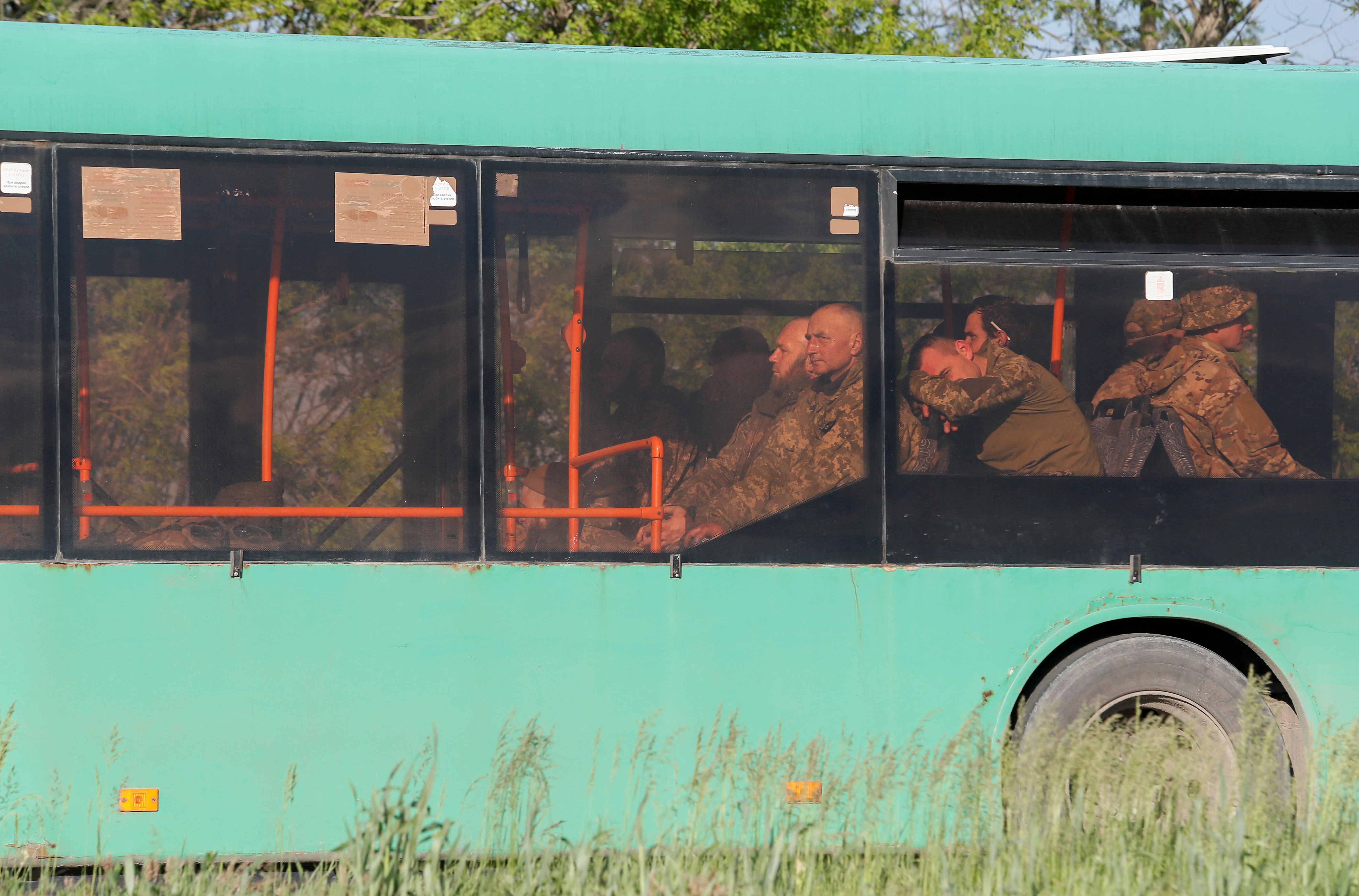 Sebanyak 2.439 pejuang Ukraina yang melawan di pabrik Azovstal ditangkap oleh Rusia