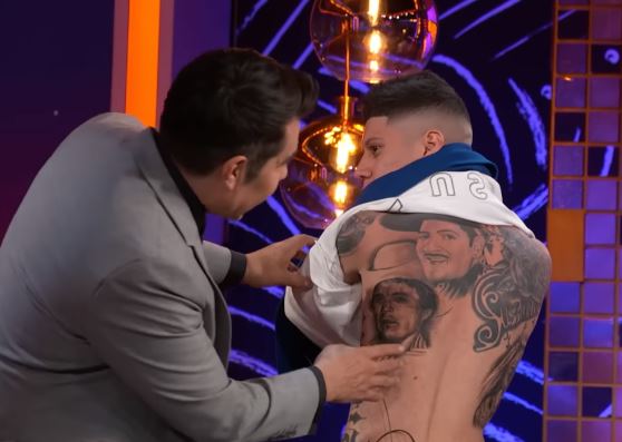 “al Estilo Nodal” Así Luce El Tatuaje Que Santa Fe Klan Tiene En Honor A Maya Nazor Infobae 