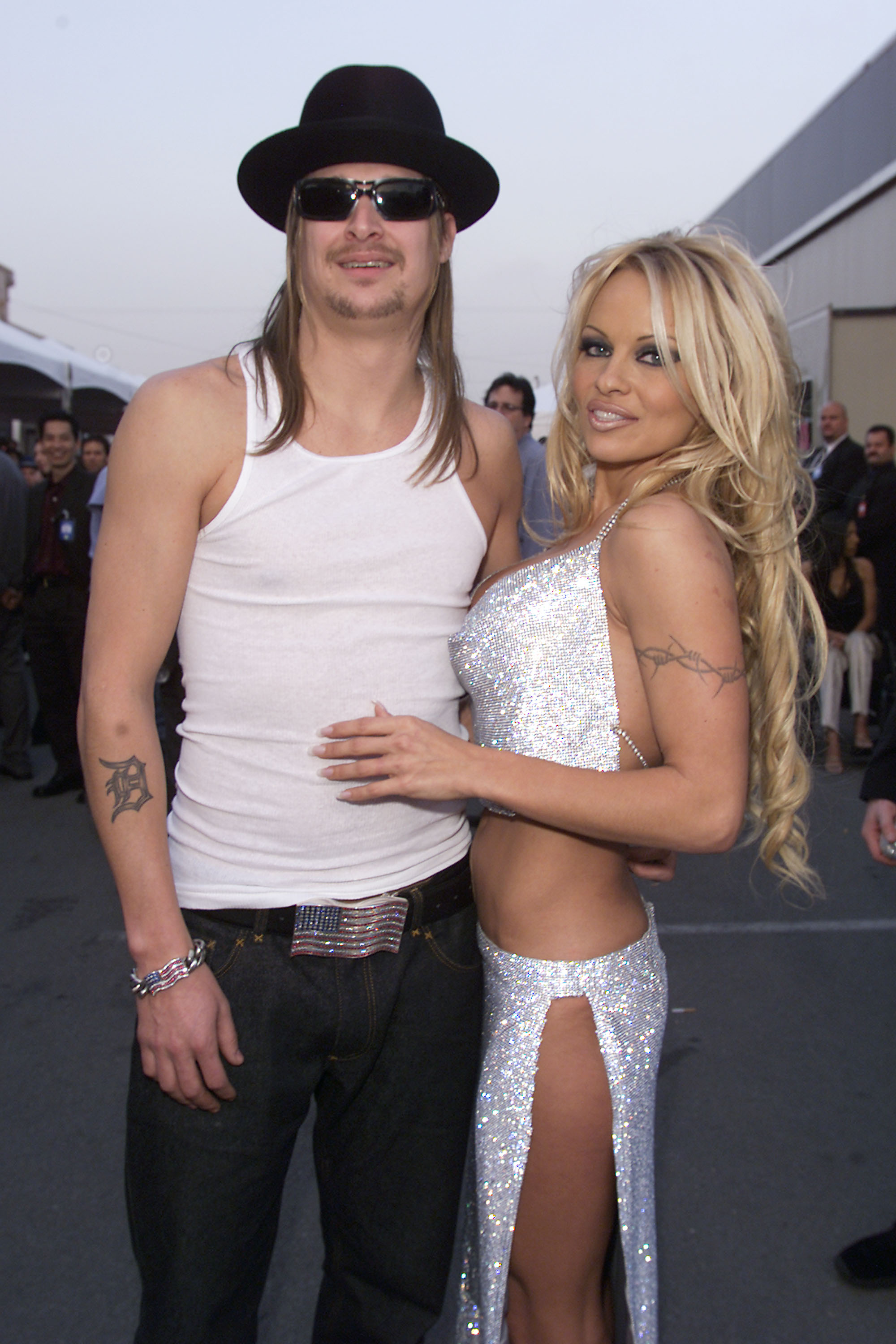 La rubia posando junto al cantante Kid Rock, en los American Music Awards en Los Angeles, a quien también le dio el si. (Foto de Frank Micelotta/ABC/ImageDirect