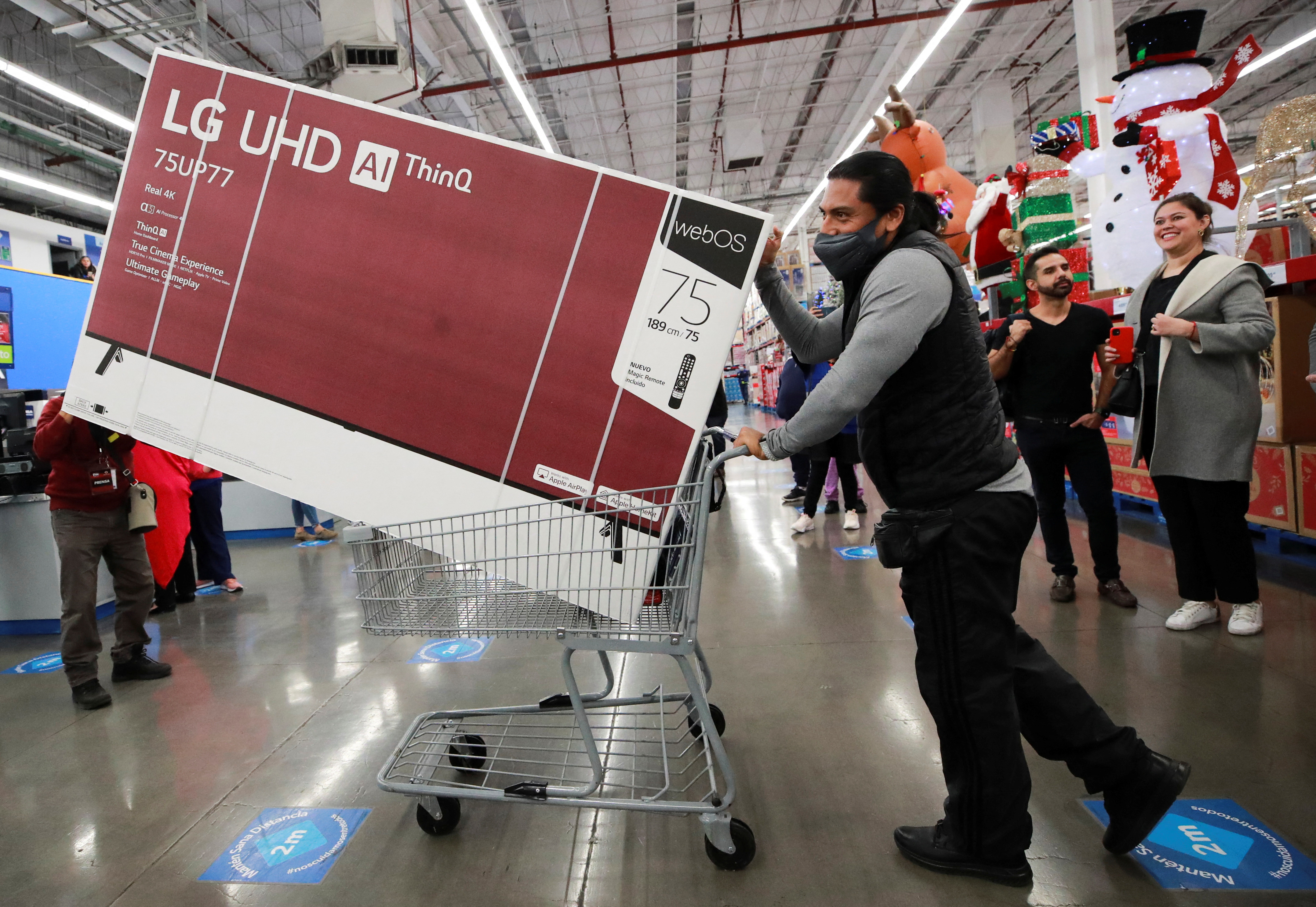 Un comprador empuja un carrito con una pantalla de televisión durante la apertura del evento de la temporada de compras mexicana "El Buen Fin" (Foto: Reuters)