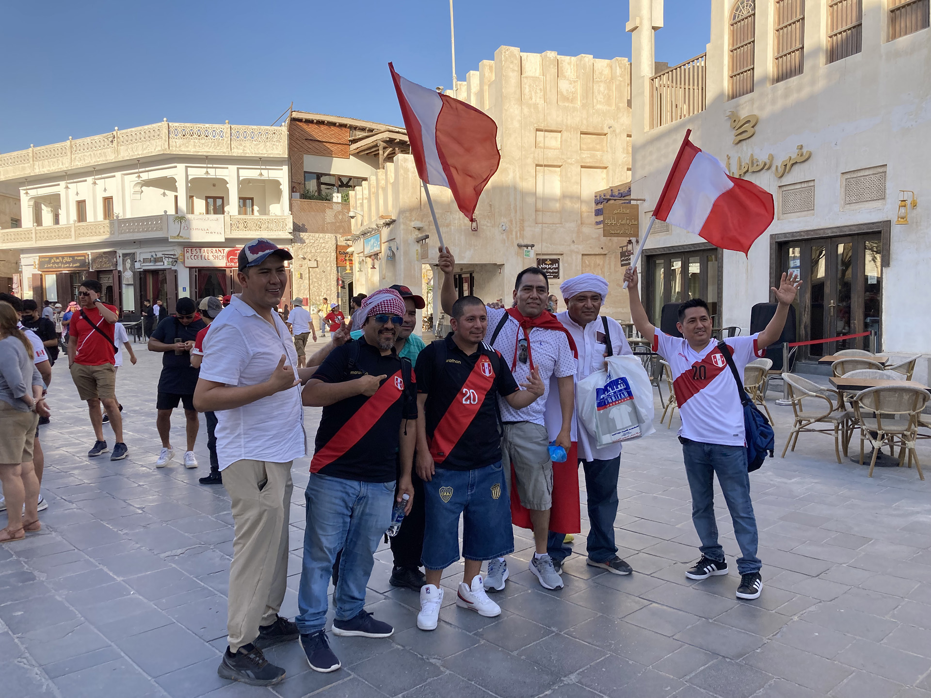 Los habitantes de Doha se sorprendieron con el color de los hinchas peruanos