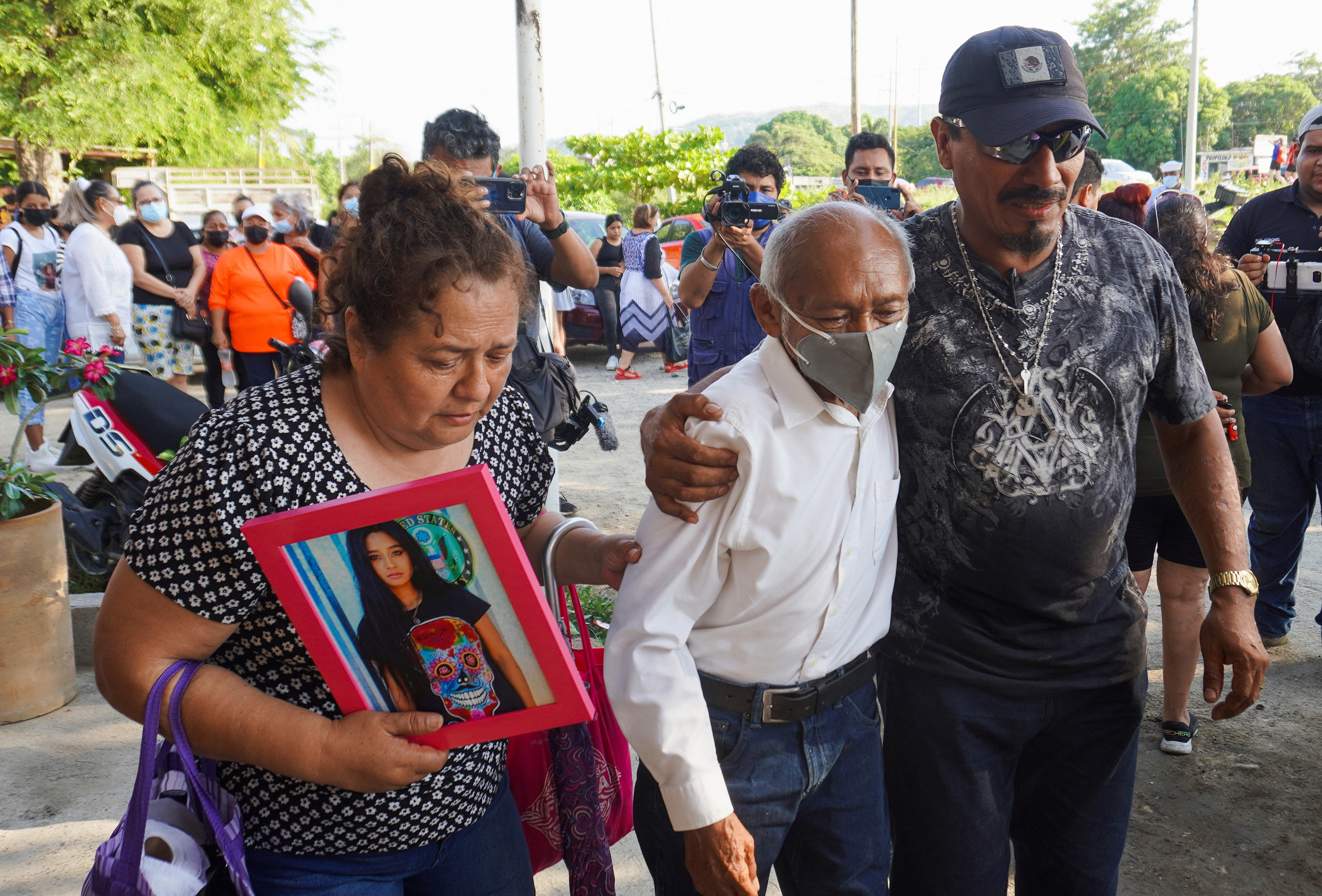 Jose Luis Hay at the funeral of his daughter, accompanied by other relatives (Photo: REUTERS/Rusvel Rasgado)
