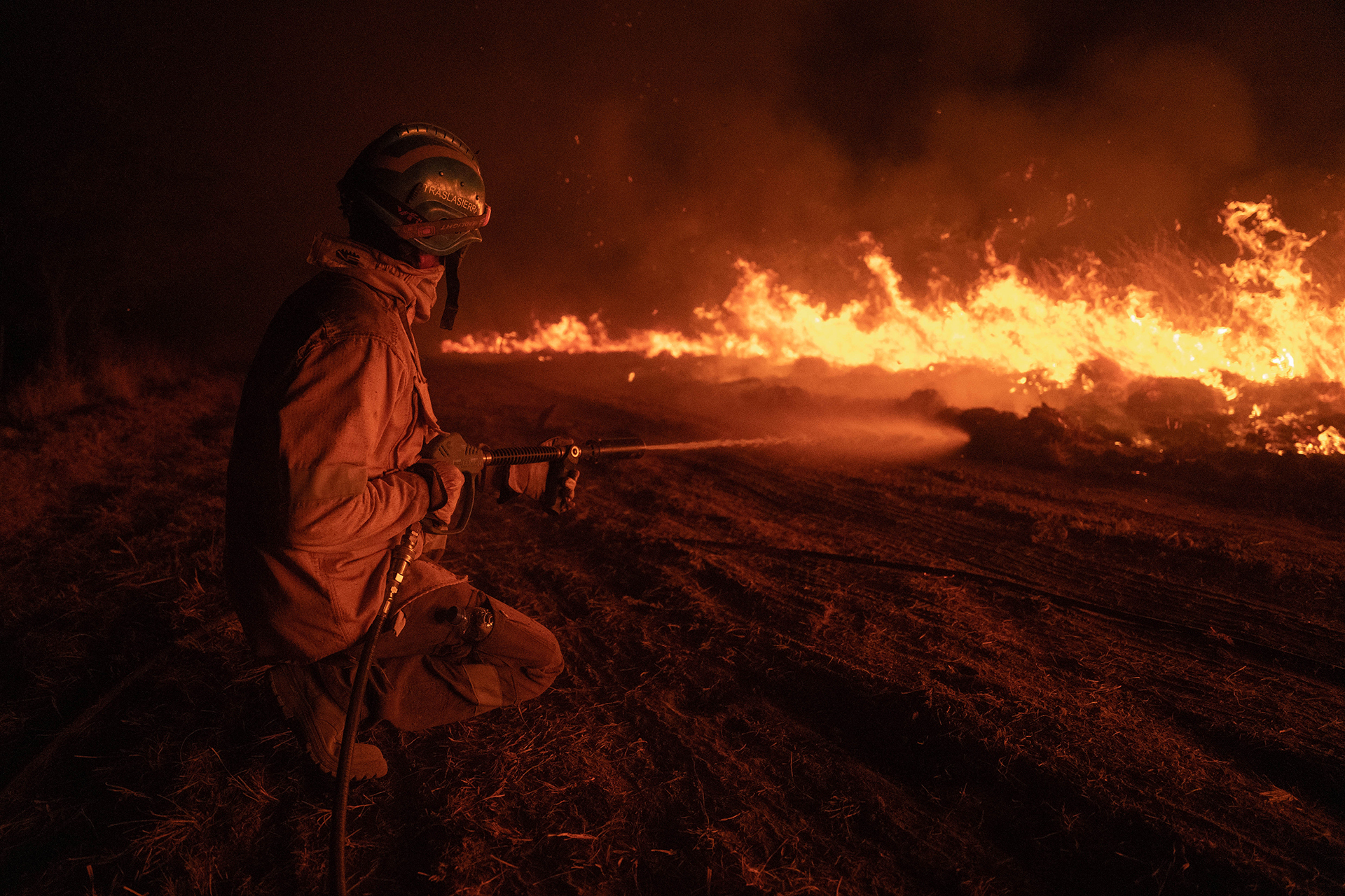 Un bombero voluntario intenta apagar uno de los focos de fuego que afectaron a la provincia de Corrientes. (Franco Fafasuli)



