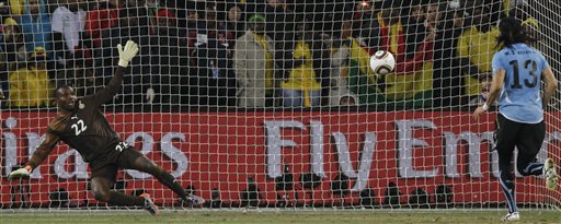 El loco Sebastián Abreu picó la pelota contra Ghana y marcó el gol que posibilitó la victoria uruguaya en Sudáfrica 2010