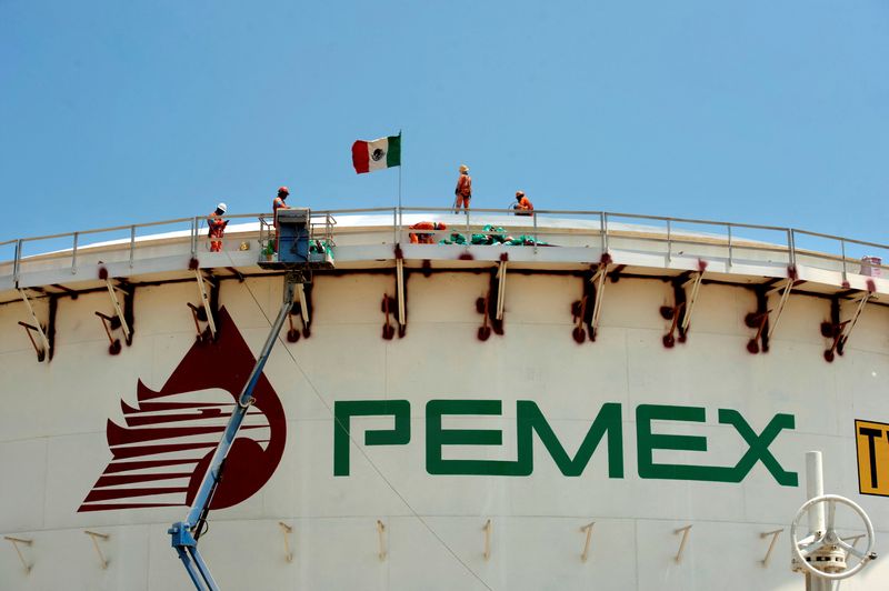     Trabajadores encima de un tanque en un sitio de construcción de la nueva refinería Olmeca de la estatal Petróleos Mexicanos (Pemex) en el puerto de Dos Bocas en Paraíso, México, en este folleto distribuido a Reuters el 30 de junio de 2022 (Foto: Presidencia de México/ Folleto a través de REUTERS)