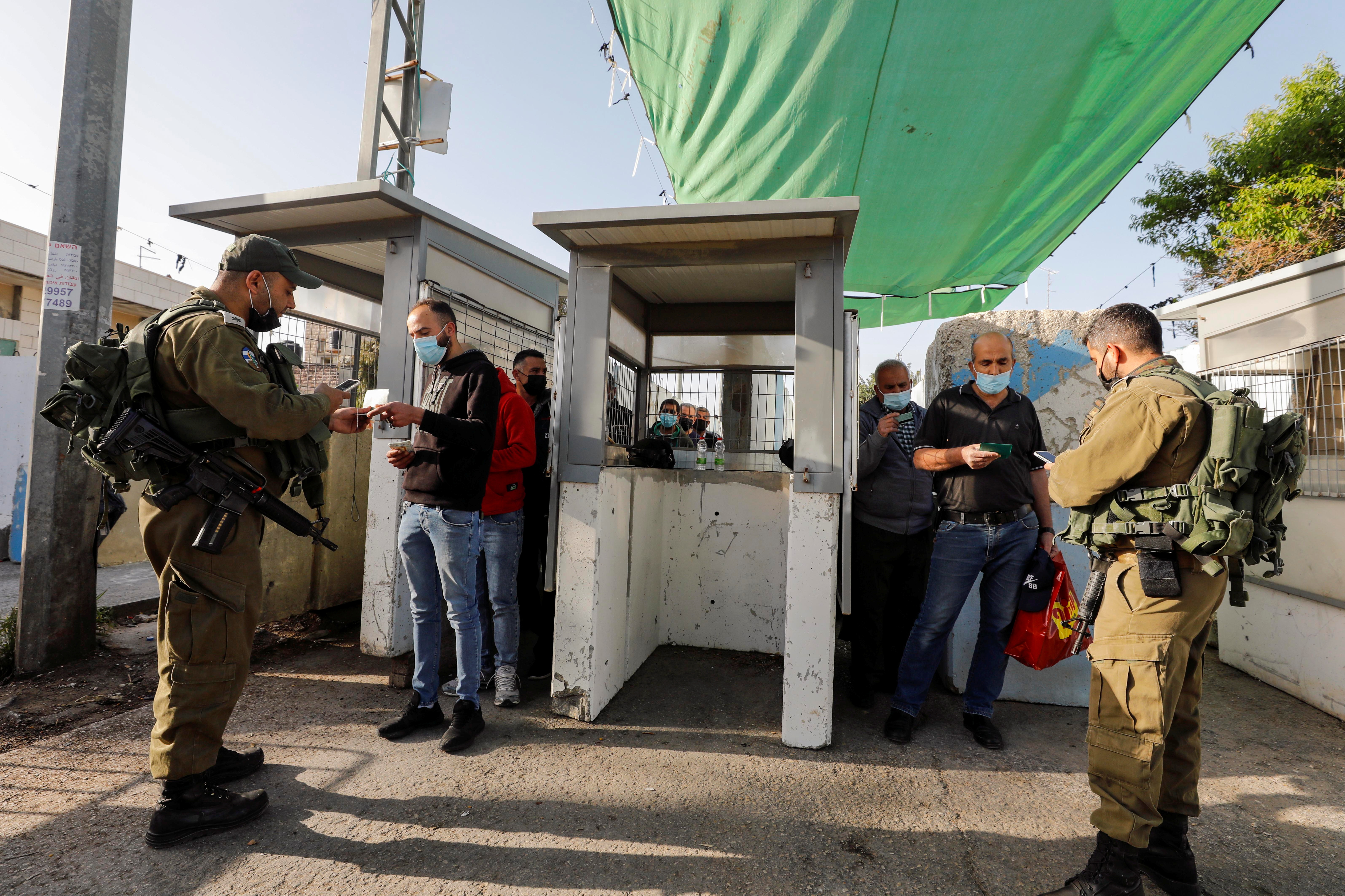 Soldados israelíes en un puesto de control en Cisjordania (REUTERS/Mussa Qawasma)