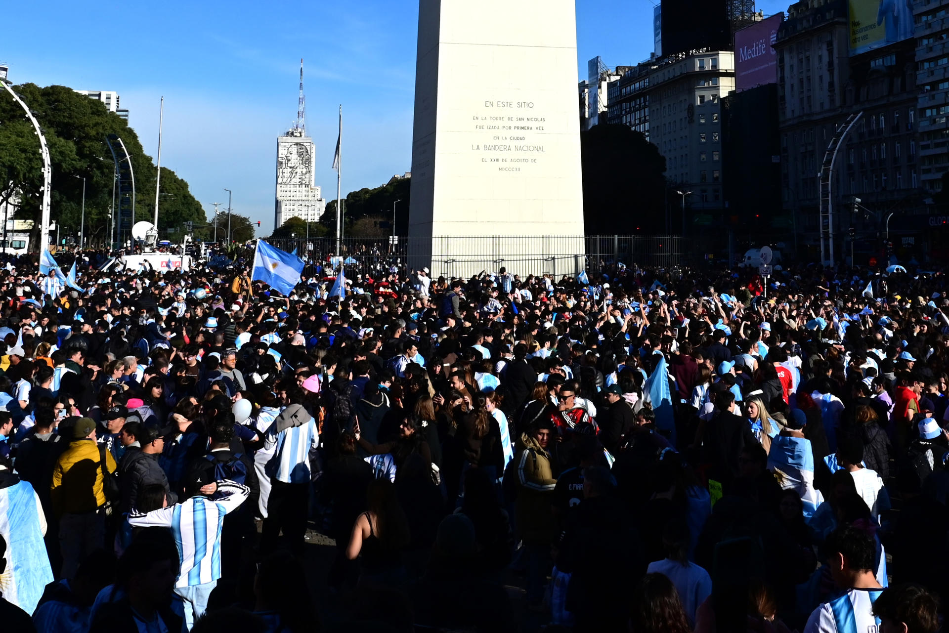 Una multitud festej&oacute; la victoria de Argentina en el Obelisco: fotos y videos