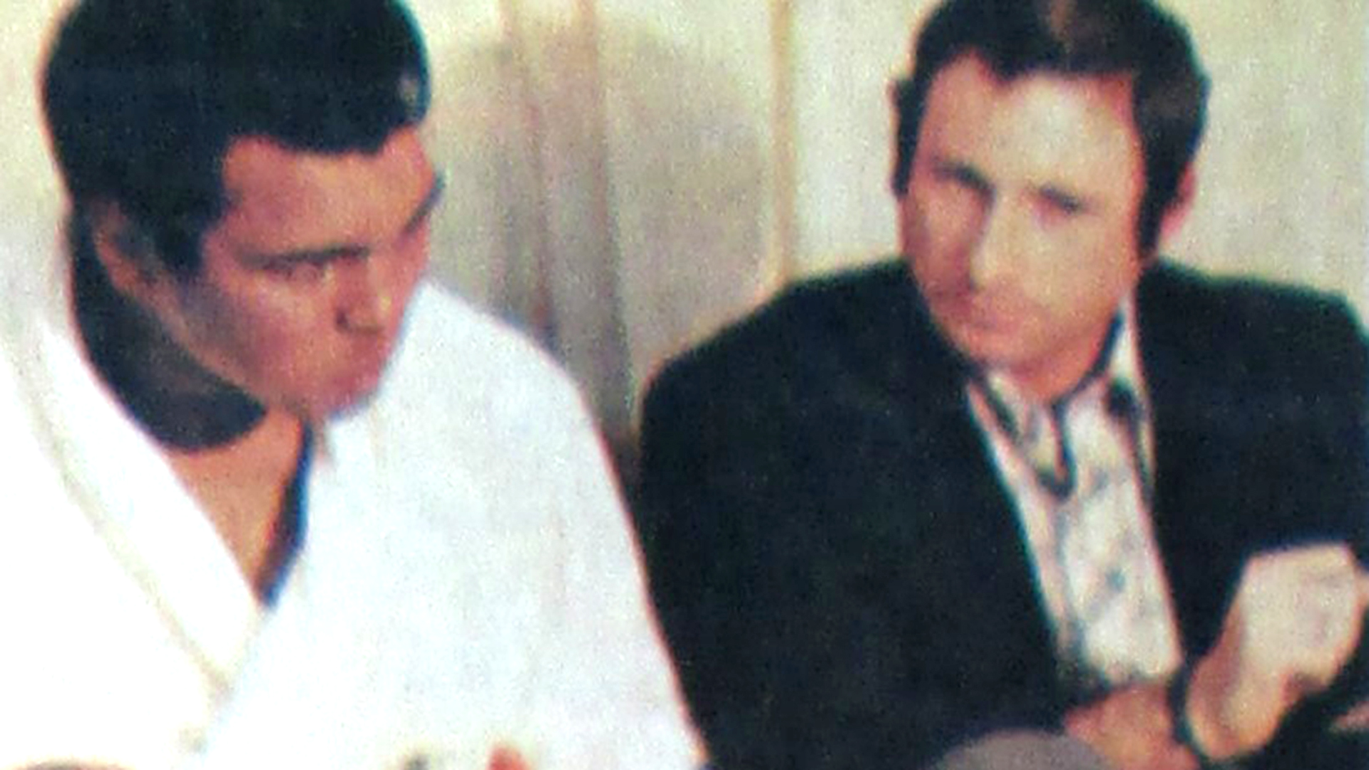 El autor de la nota junto a Alí, en una entrevista de 1975.