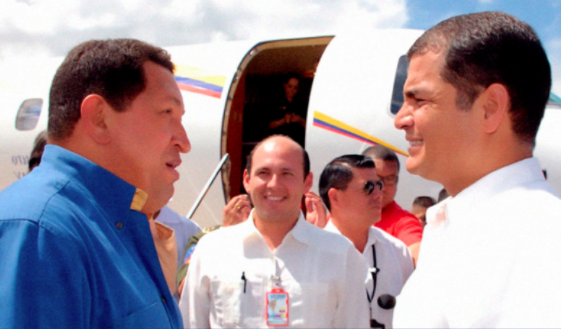 Hugo Chávez y Rafael Correa. En el centro, Jaime Sánchez Yanez, asesor de Correa y hermano de un socio de Fonglocons Ecuador (Foto: Periodismo de Investigación).