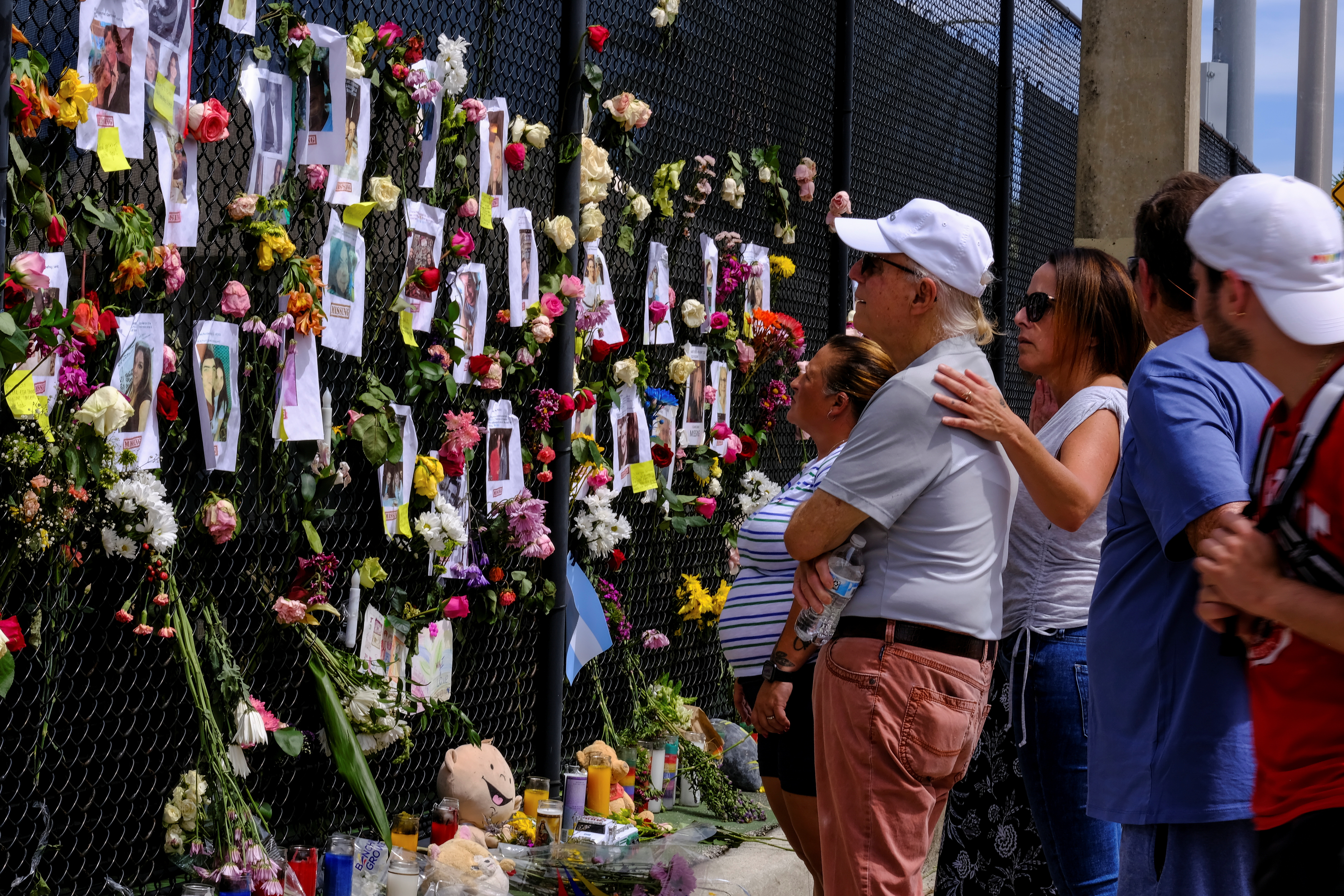 Se han realizado homenajes a las víctimas de la tragedia en los alrededores del lugar (FOTO: REUTERS)