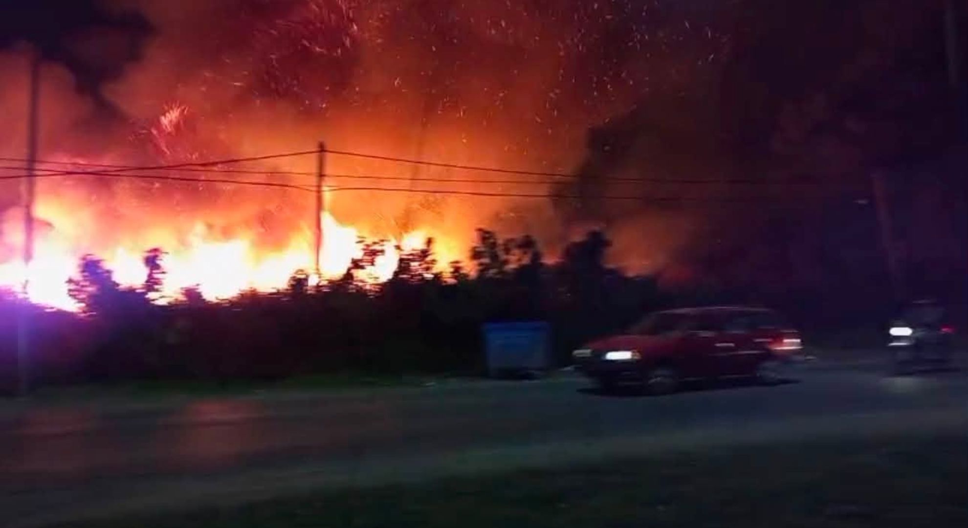 Un voraz incendio de pastizales puso en riesgo a varias viviendas de Paran&aacute; y desplegaron un gran operativo