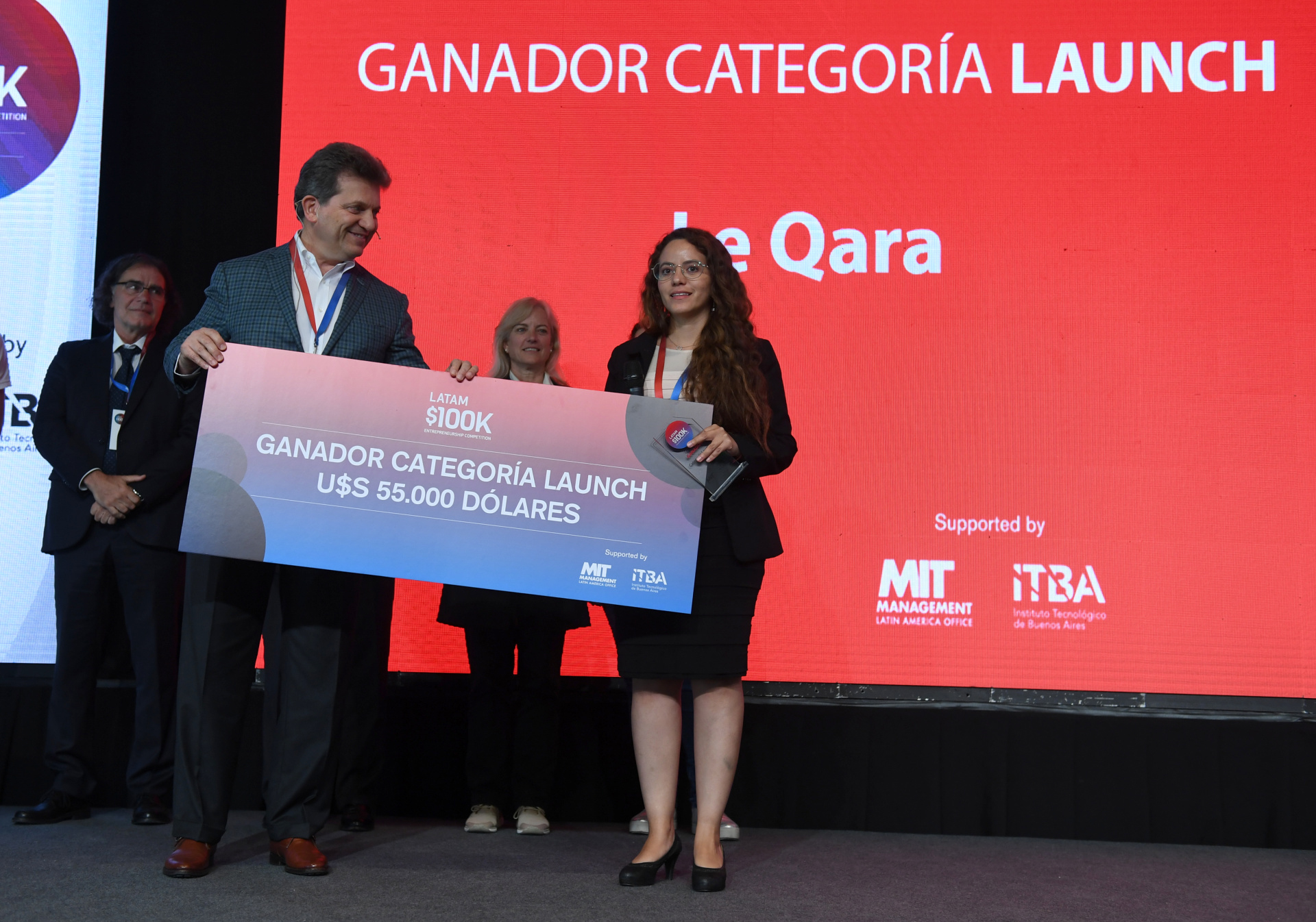 Gustavo Pierini, Director y Fundador del concurso entrega un primer premio en la categoría más importante (Maximiliano Luna)