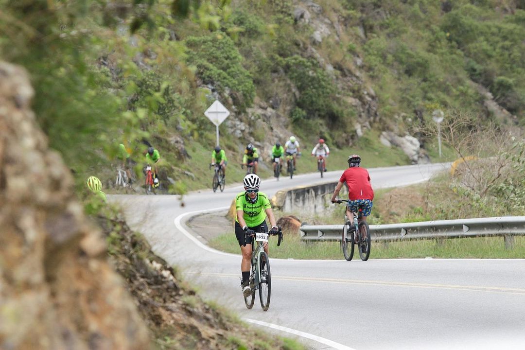 Ascenso al Cañón del Chicamocha en el Giro de Rigo 2021. Foto: Instagram @elgiroderigo