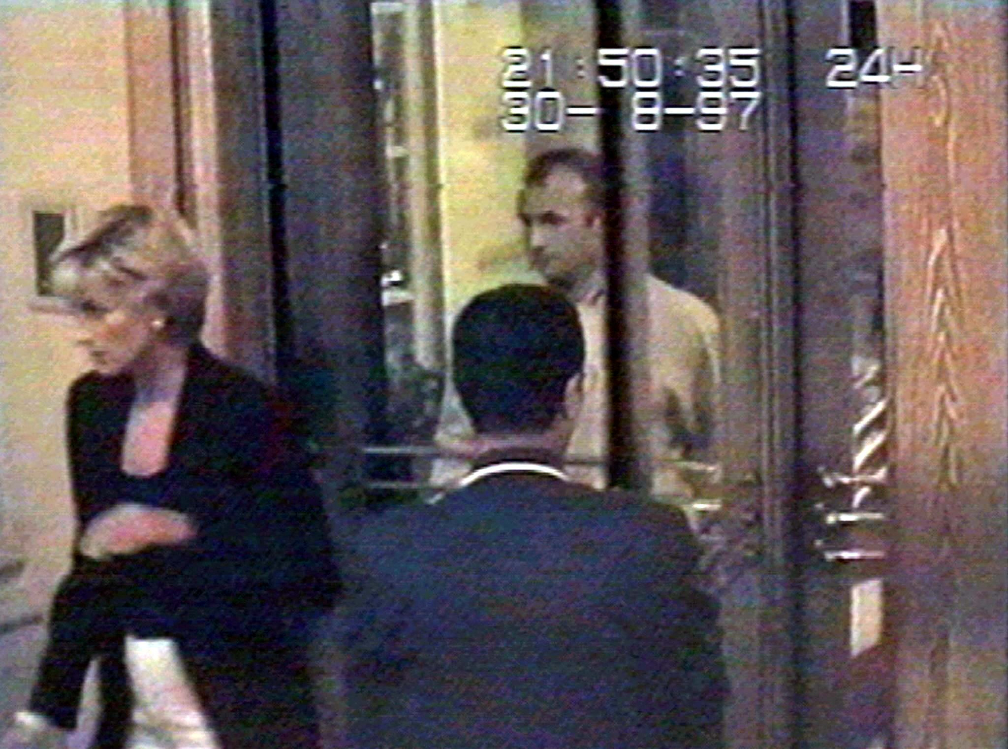 Diana y Dodi Al Fayed salen apenas pasada la medianoche del 31 de agosto de 1997 del Hotel Ritz. Se dirigían al departamento que el millonario tenía cerca del Arco del Triunfo.  REUTERS/File Photo 